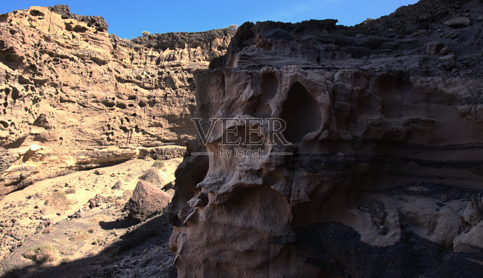 在大加那利岛西部的蓬塔·拉斯阿雷纳斯角的沟壑中有令人惊叹的沙石侵蚀图，也叫普拉亚·德·阿特纳拉照片摄影图片