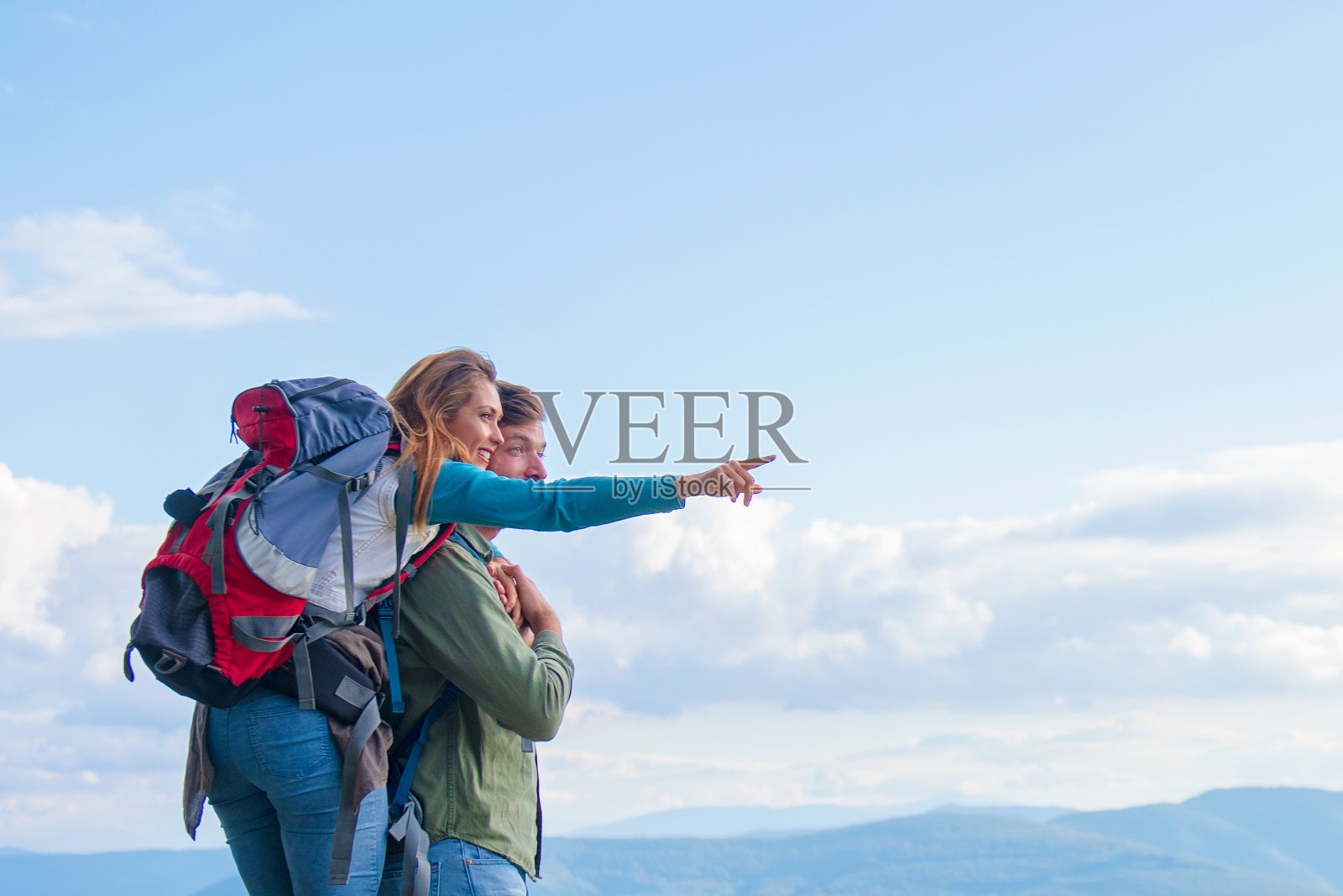 两个背包客站在山顶上看照片摄影图片