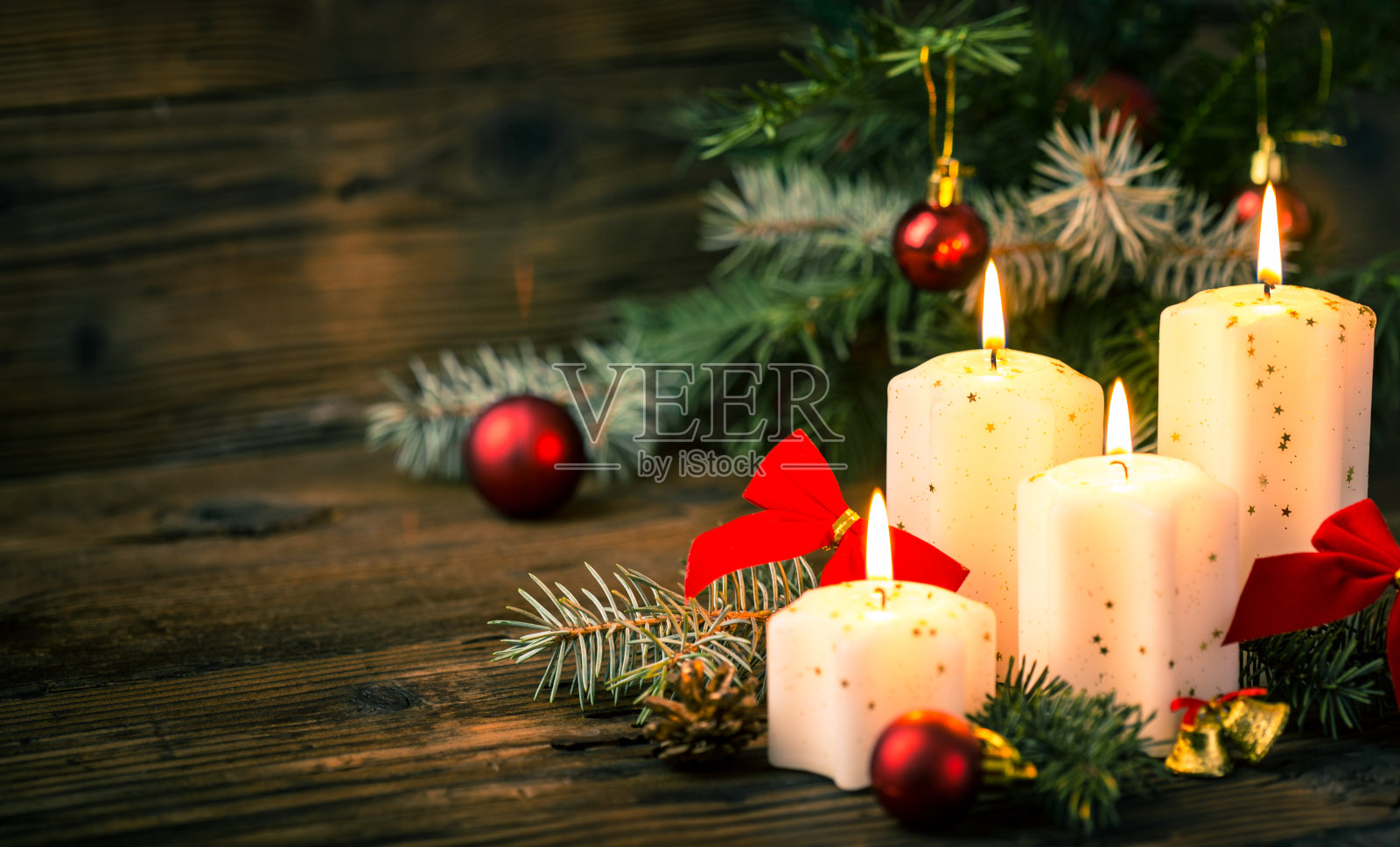木制桌子上用蜡烛作圣诞装饰照片摄影图片