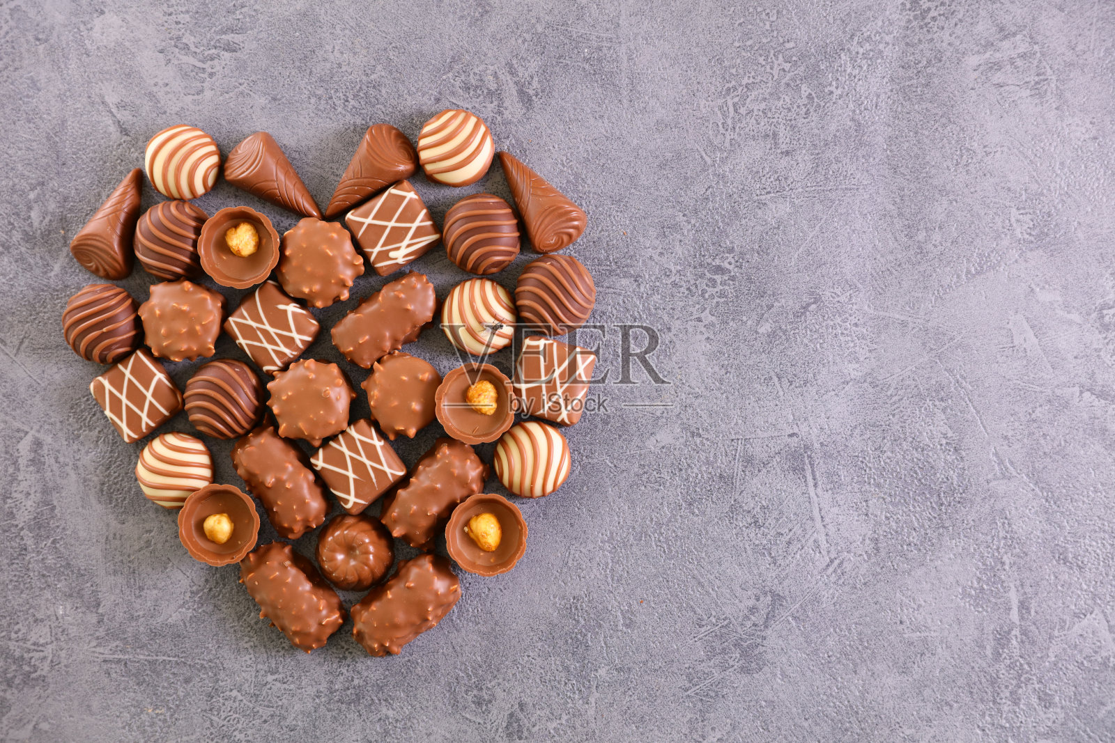 混合巧克力糖果-心形照片摄影图片
