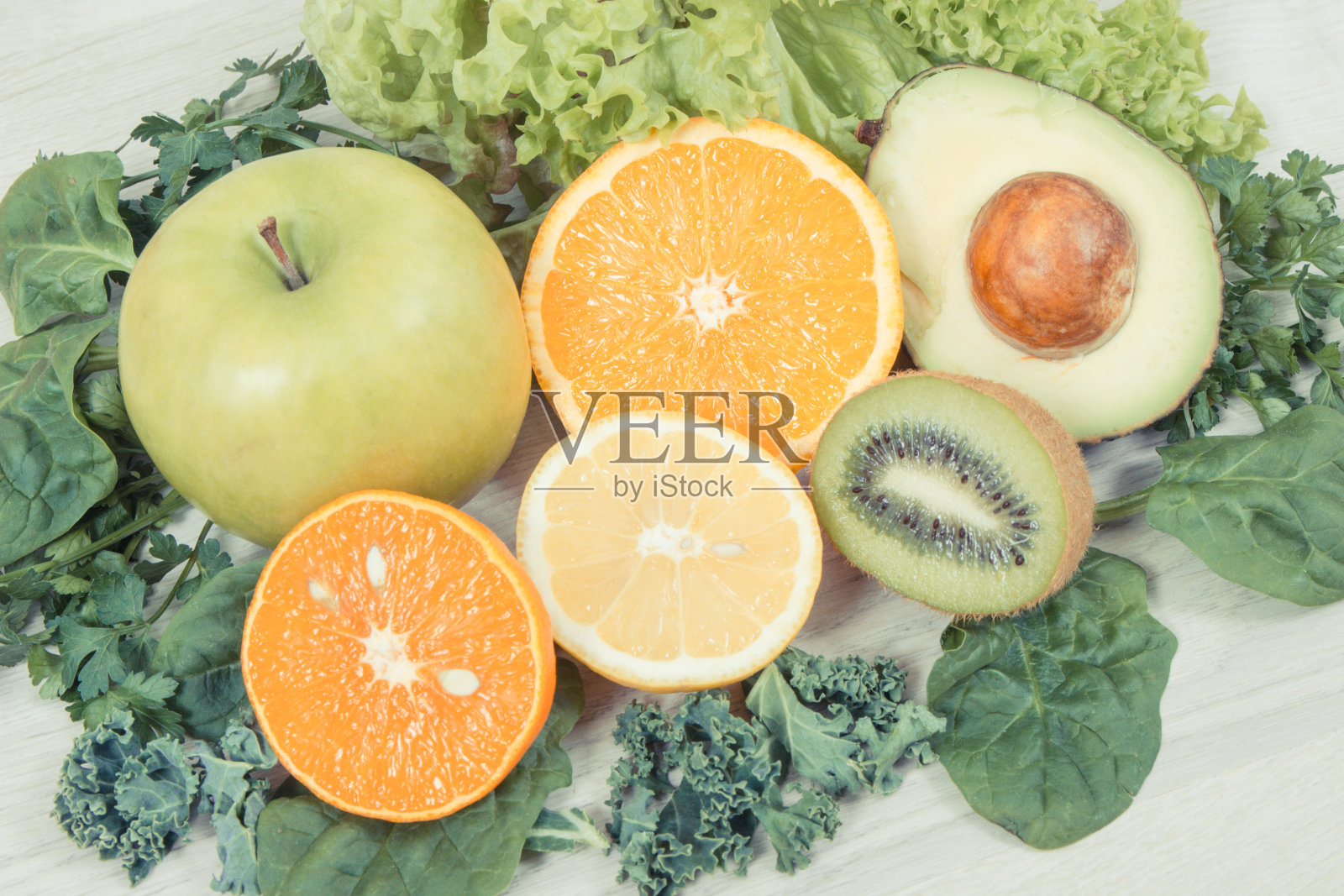 新鲜成熟的水果和含有维生素的蔬菜作为健康营养的零食照片摄影图片
