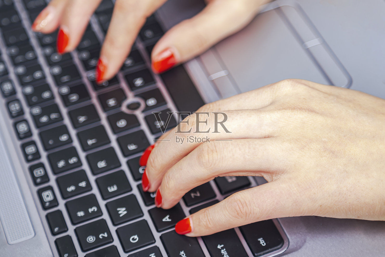 在笔记本电脑上打字的女性。特写,复制空间。照片摄影图片