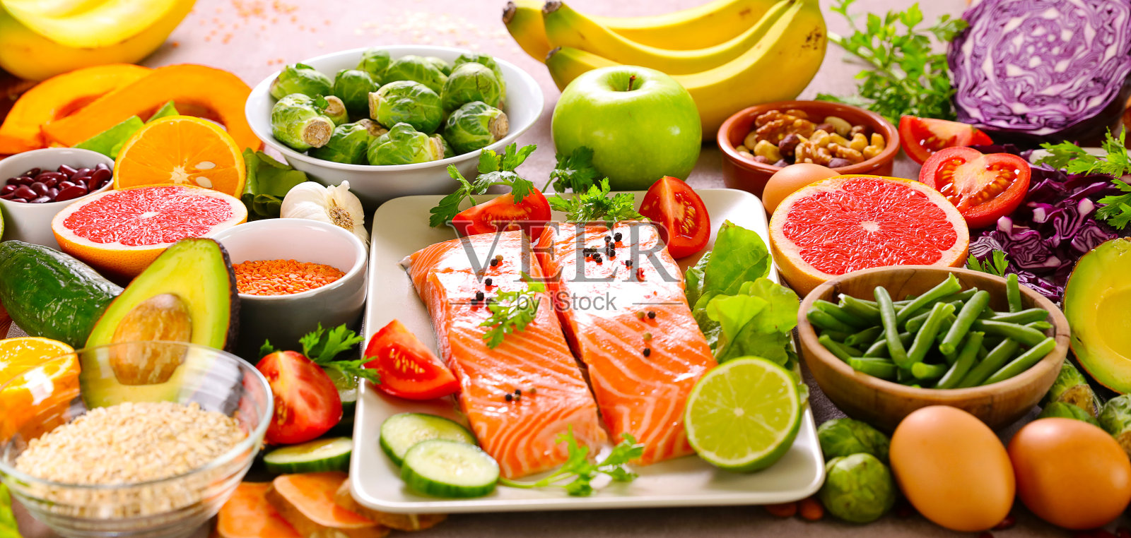 健康食品的选择-水果，蔬菜，蛋白质照片摄影图片