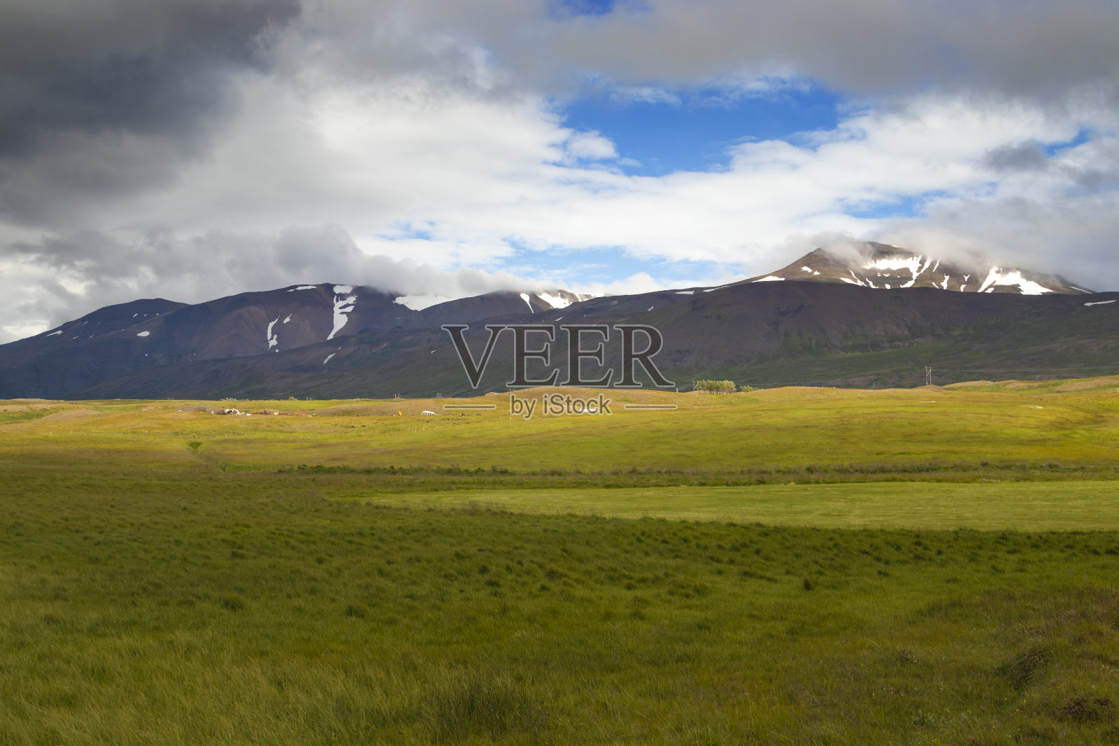 山上的雪片图案。夏天北欧景观。东冰岛。照片摄影图片
