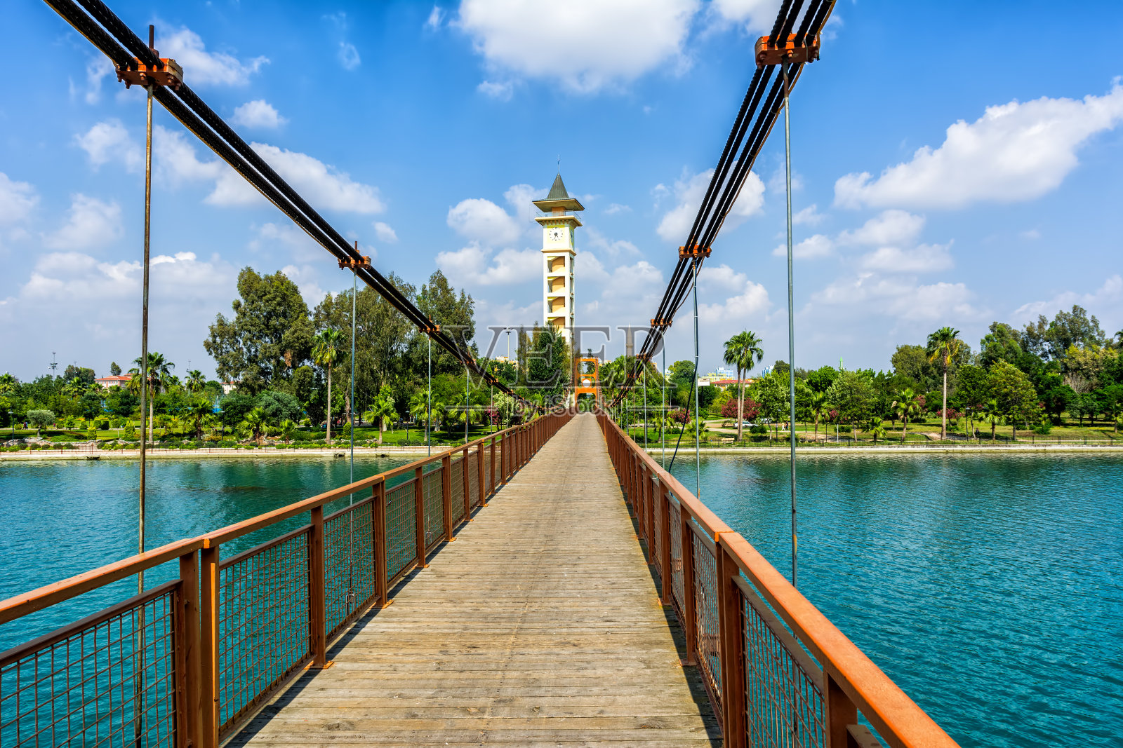 这座吊桥位于土耳其阿达纳市中心萨班奇中央清真寺附近照片摄影图片