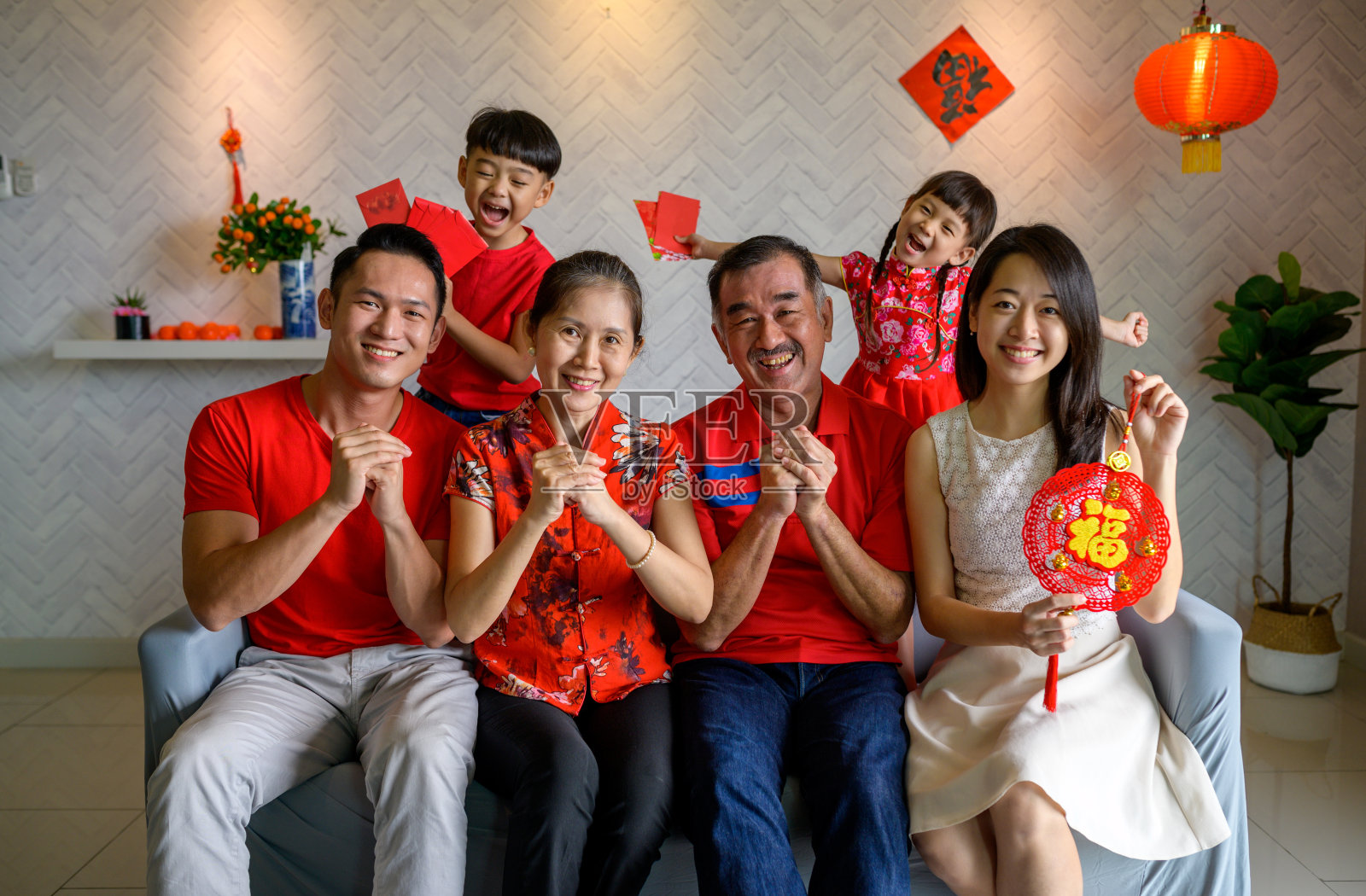 几代人的亚洲家庭拥抱在一起庆祝春节照片摄影图片