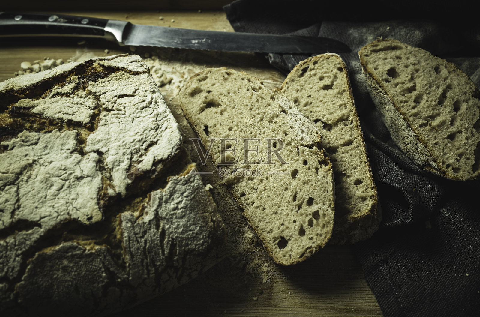 新鲜烘焙的自制“乡村风格”黑麦面包照片摄影图片