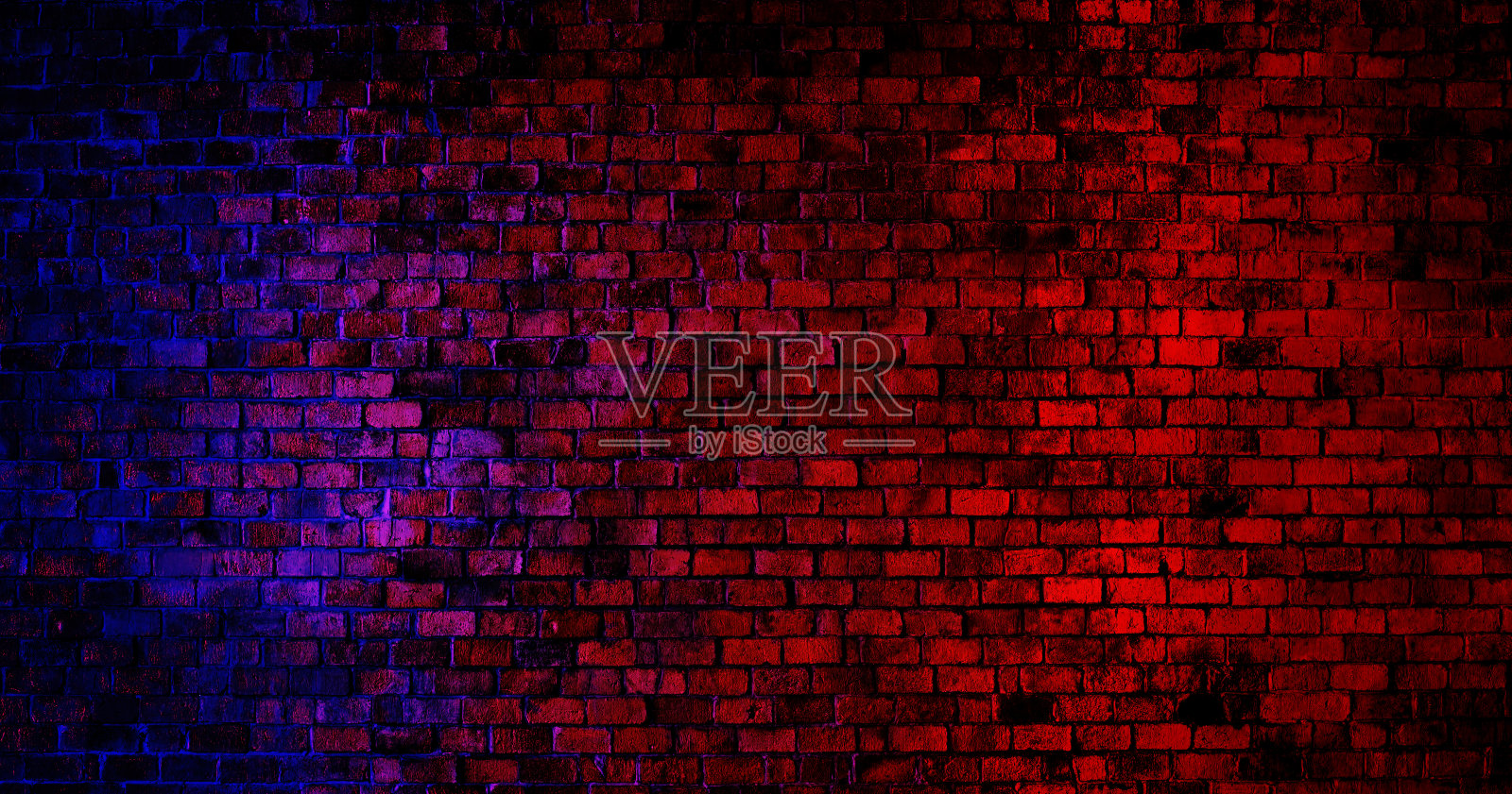 复古的砖墙纹理背景与红色和蓝色的照明效果。照片摄影图片