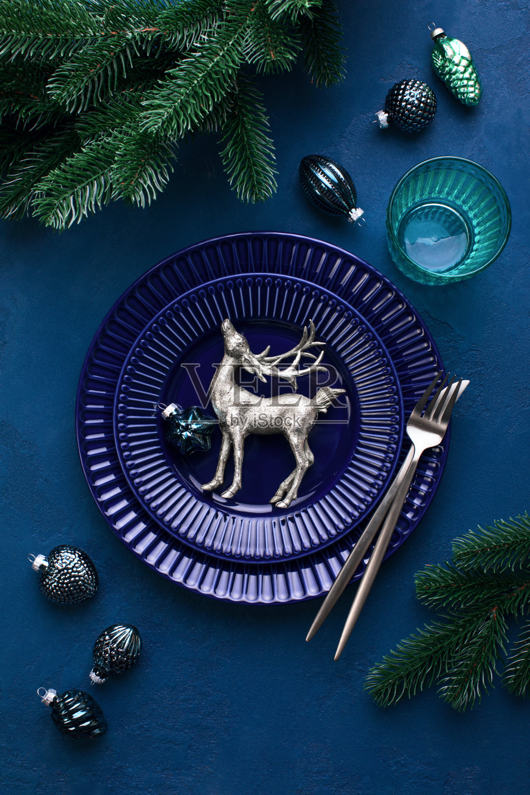 圣诞节日餐桌设置为深蓝色调照片摄影图片
