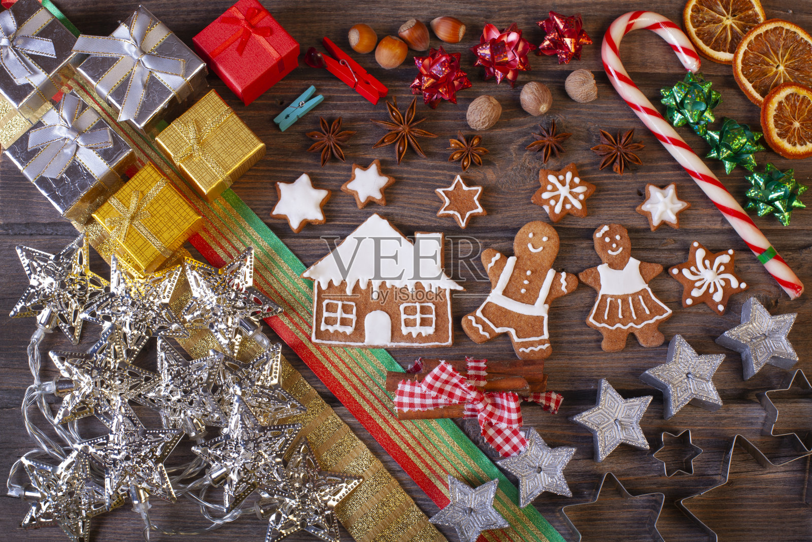 圣诞节自制的姜饼饼干放在质朴的木桌上照片摄影图片