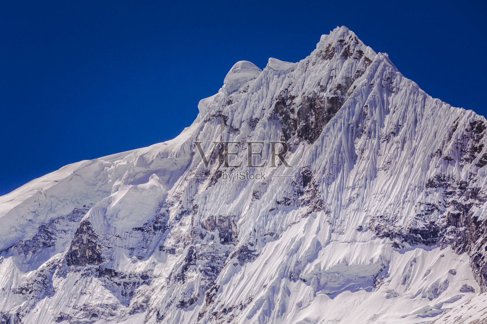 引人注目的山峰和冰川细节-白雪皑皑的布兰卡山脉-安第斯，秘鲁照片摄影图片
