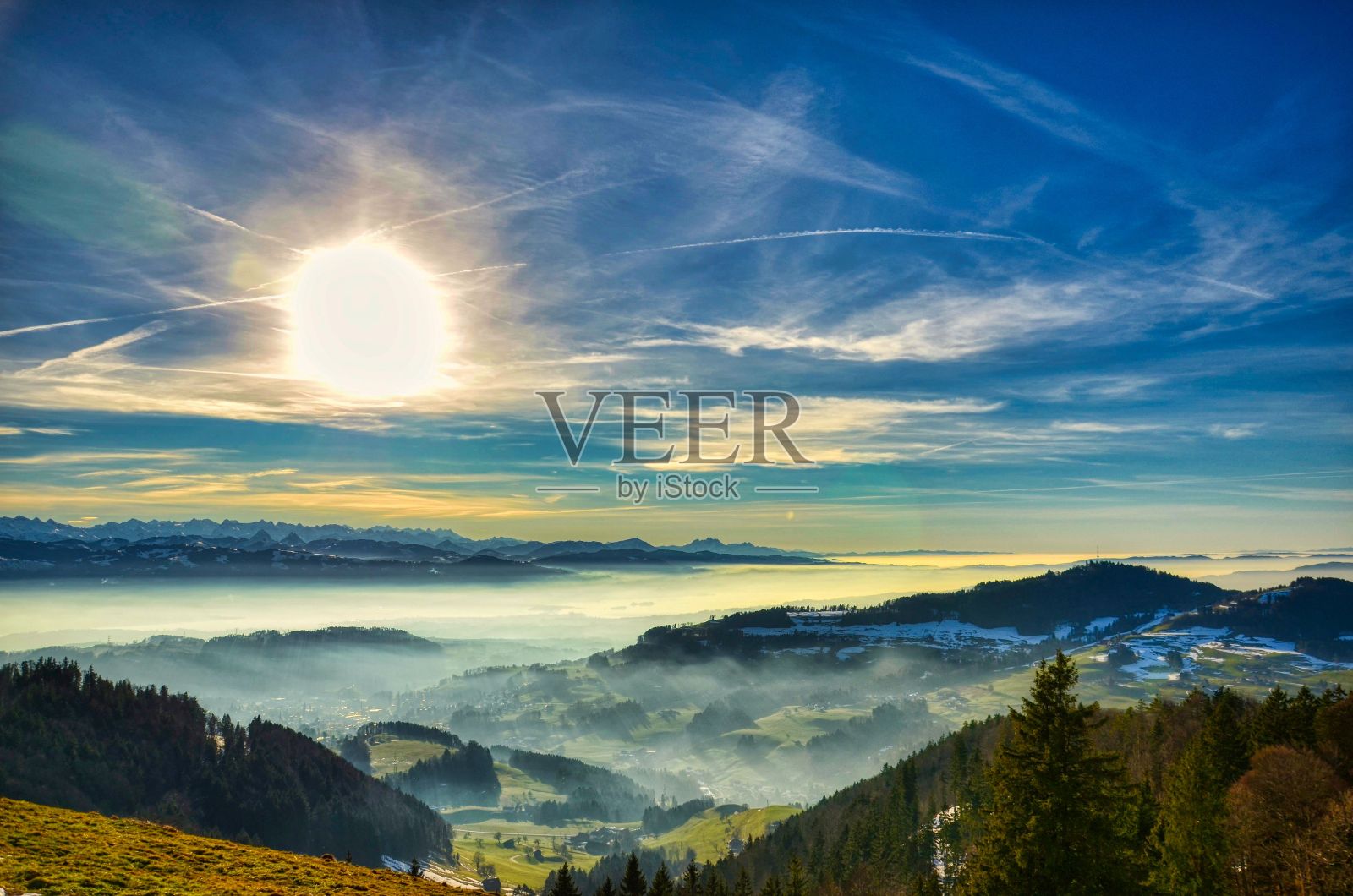 日落在雾海与山巴赫和城市苏黎世照片从阿尔卑斯山Scheidegg，苏黎世奥伯兰瑞士照片摄影图片