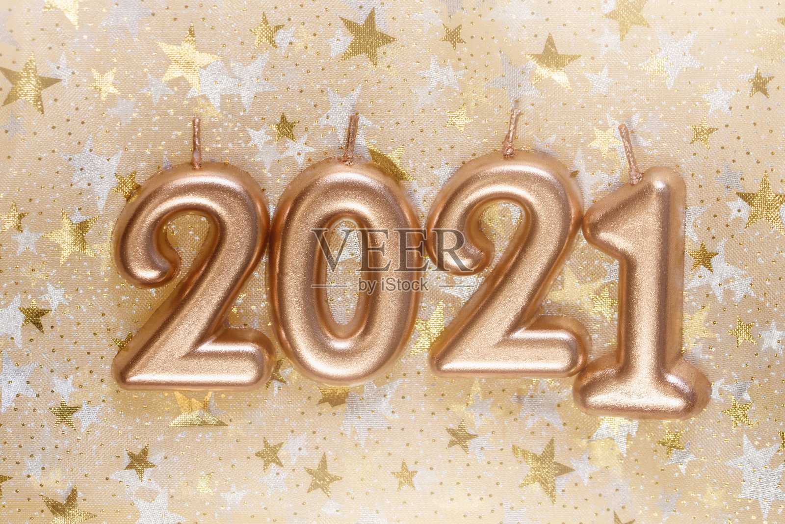 2021年新年快乐。红色节日背景上燃烧的金色蜡烛，显示2021年的数字。照片摄影图片