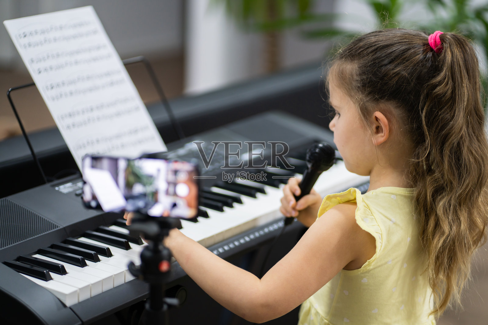 弹奏音乐的小女孩键盘钢琴照片摄影图片