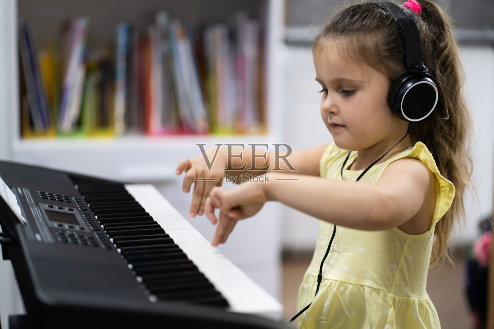 弹奏音乐的小女孩键盘钢琴照片摄影图片