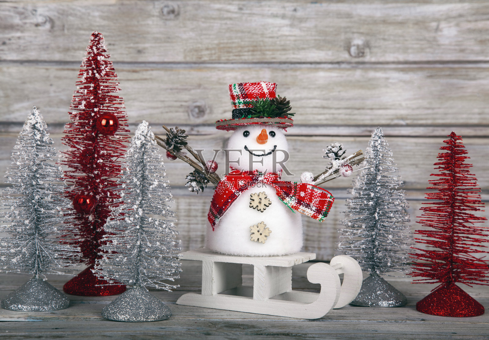 圣诞节装饰雪人在白色的乡村木制背景。照片摄影图片
