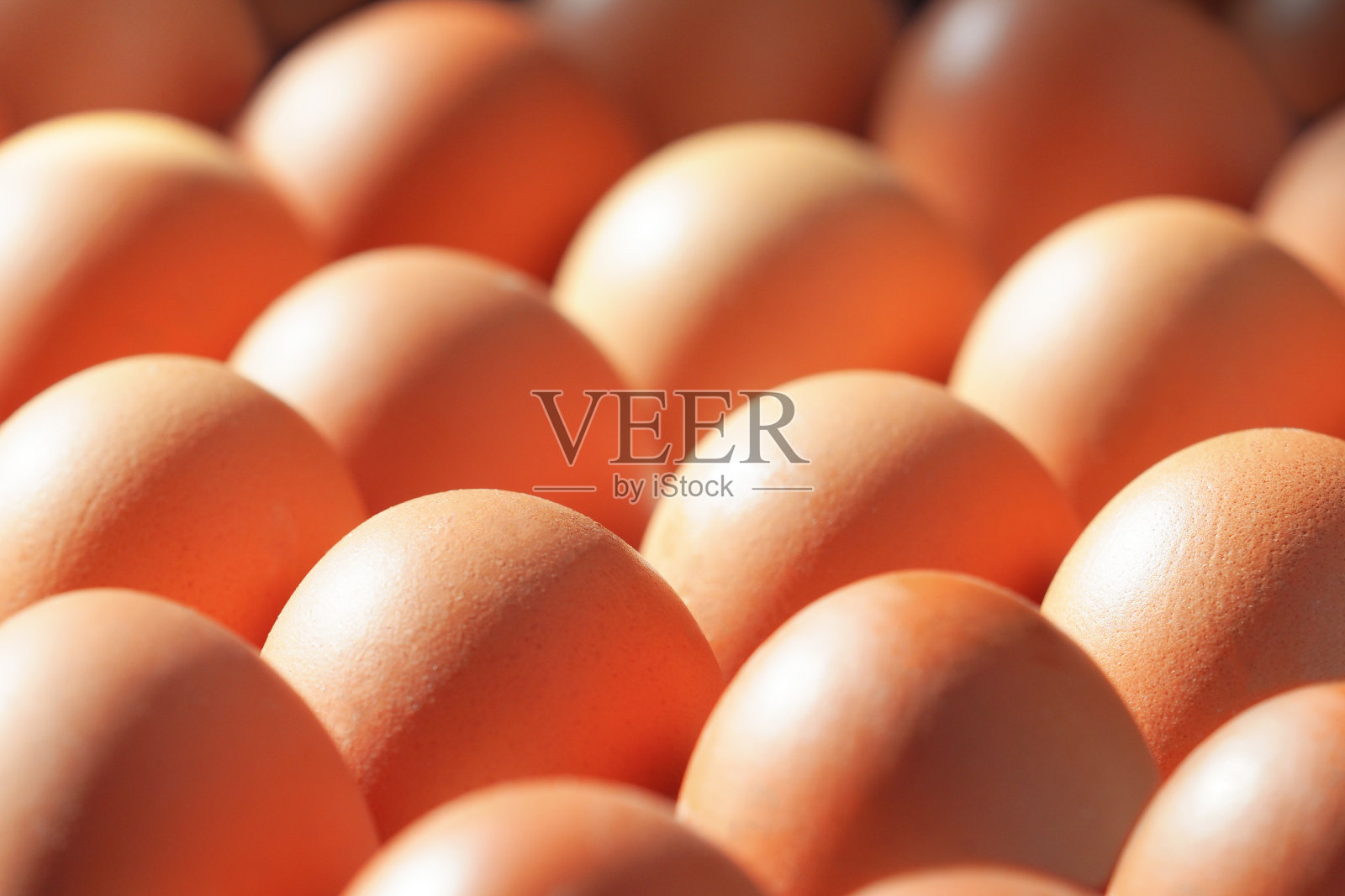 鸡或母鸡鲜棕色鸡蛋背景，阳光。鸡蛋在市场上出售的背景照片摄影图片