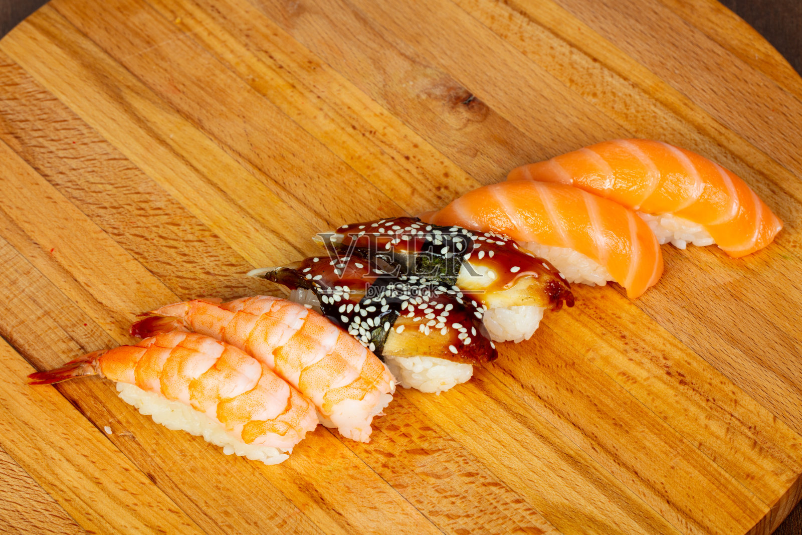 寿司套餐-鲑鱼，对虾和鳗鱼照片摄影图片