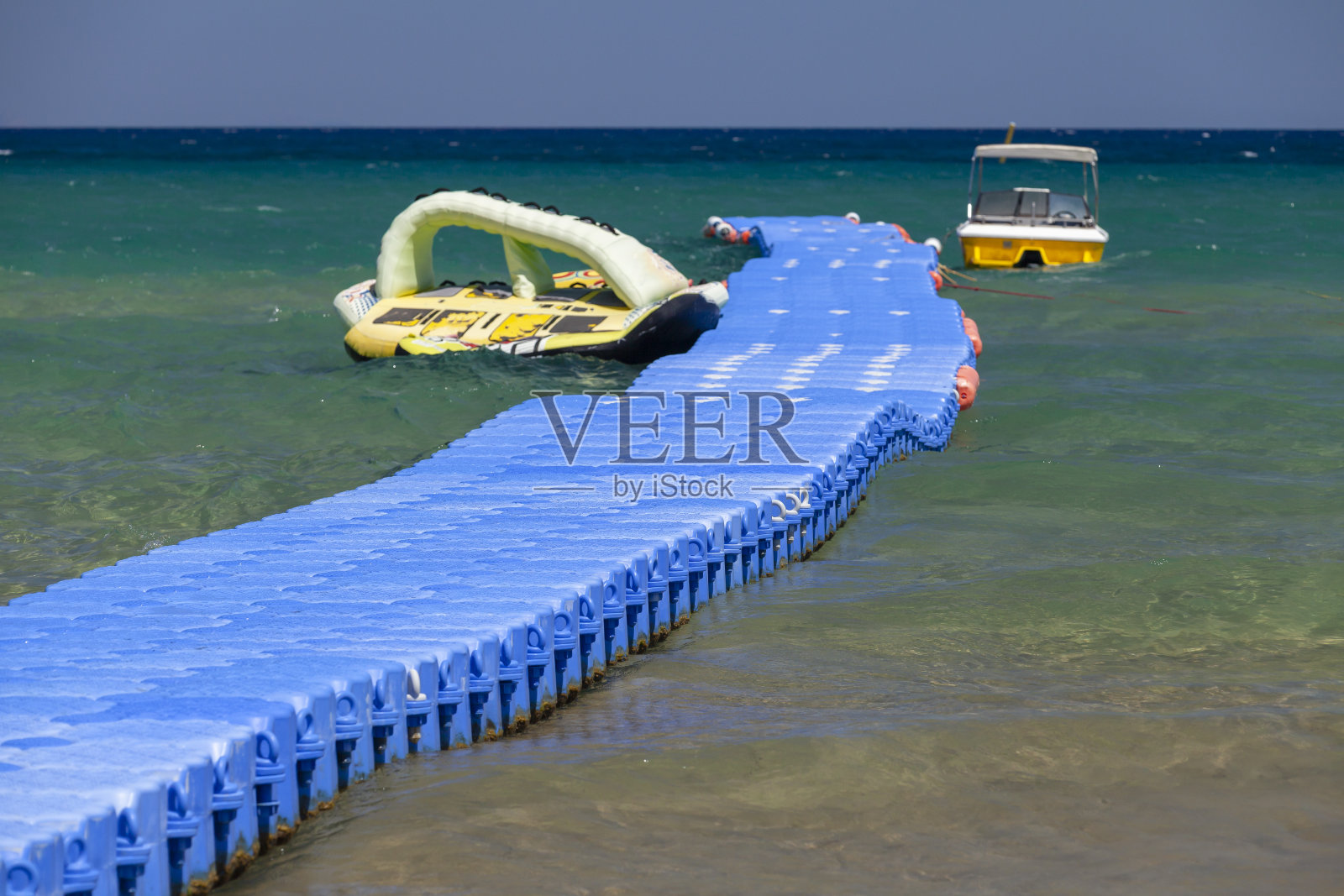 蓝色塑料浮动码头与系泊摩托艇照片摄影图片