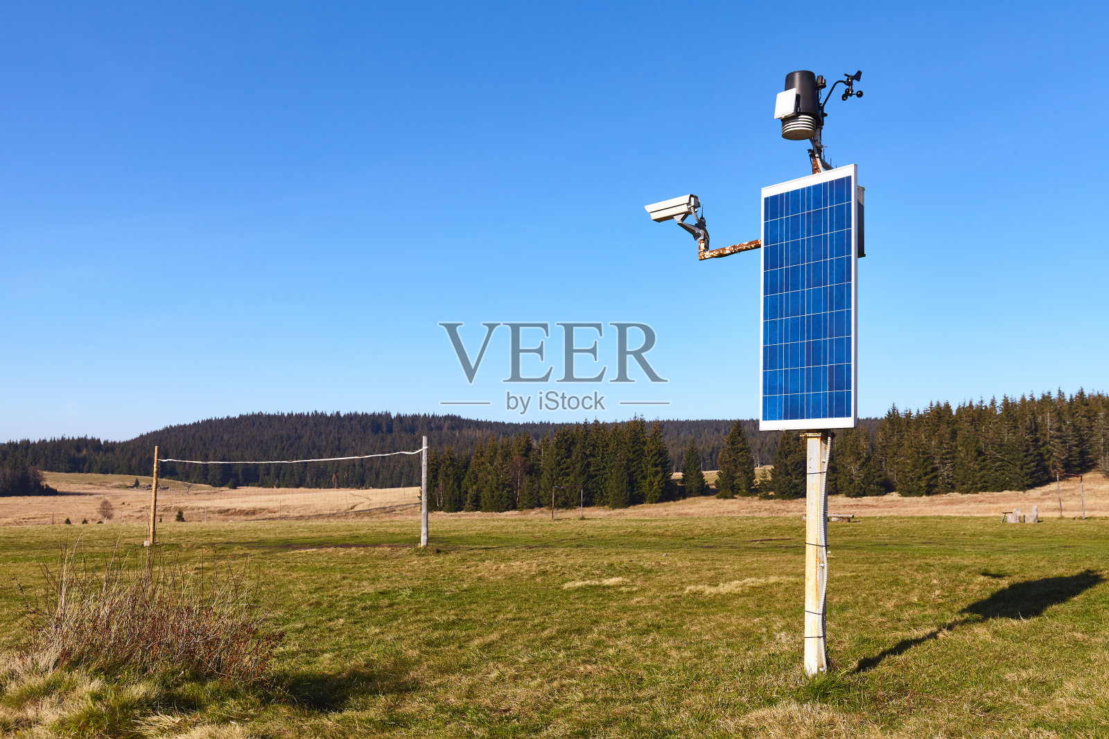 偏远农村的太阳能气象站和闭路电视摄像头。照片摄影图片