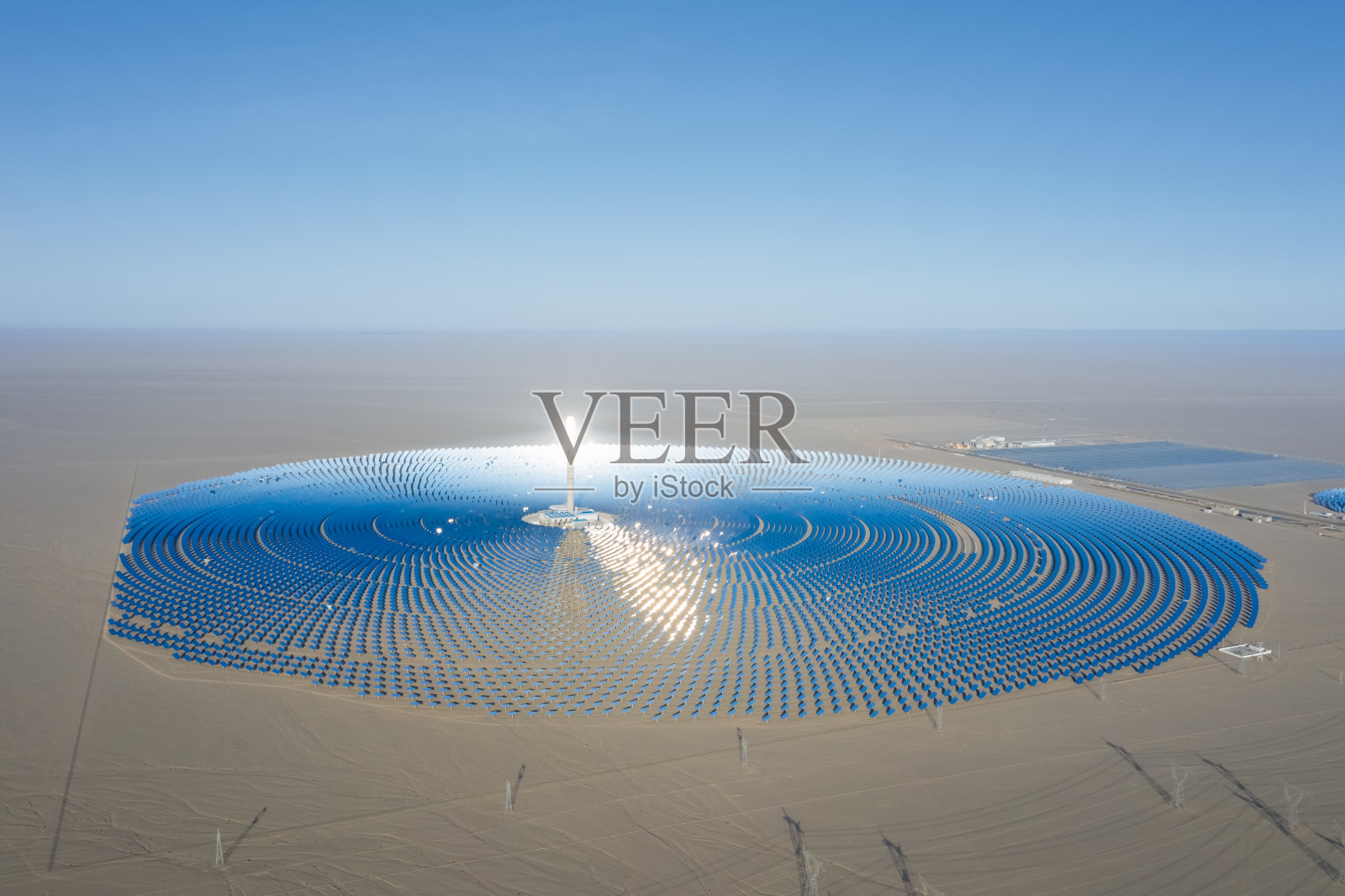 沙漠上空的太阳能照片摄影图片
