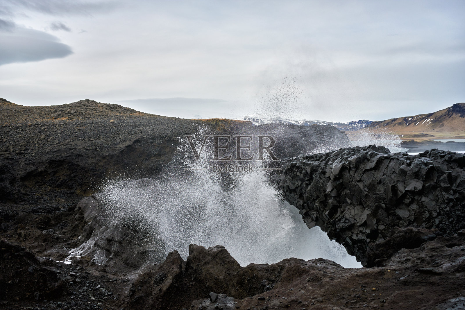 在冰岛，水溅在石头上照片摄影图片