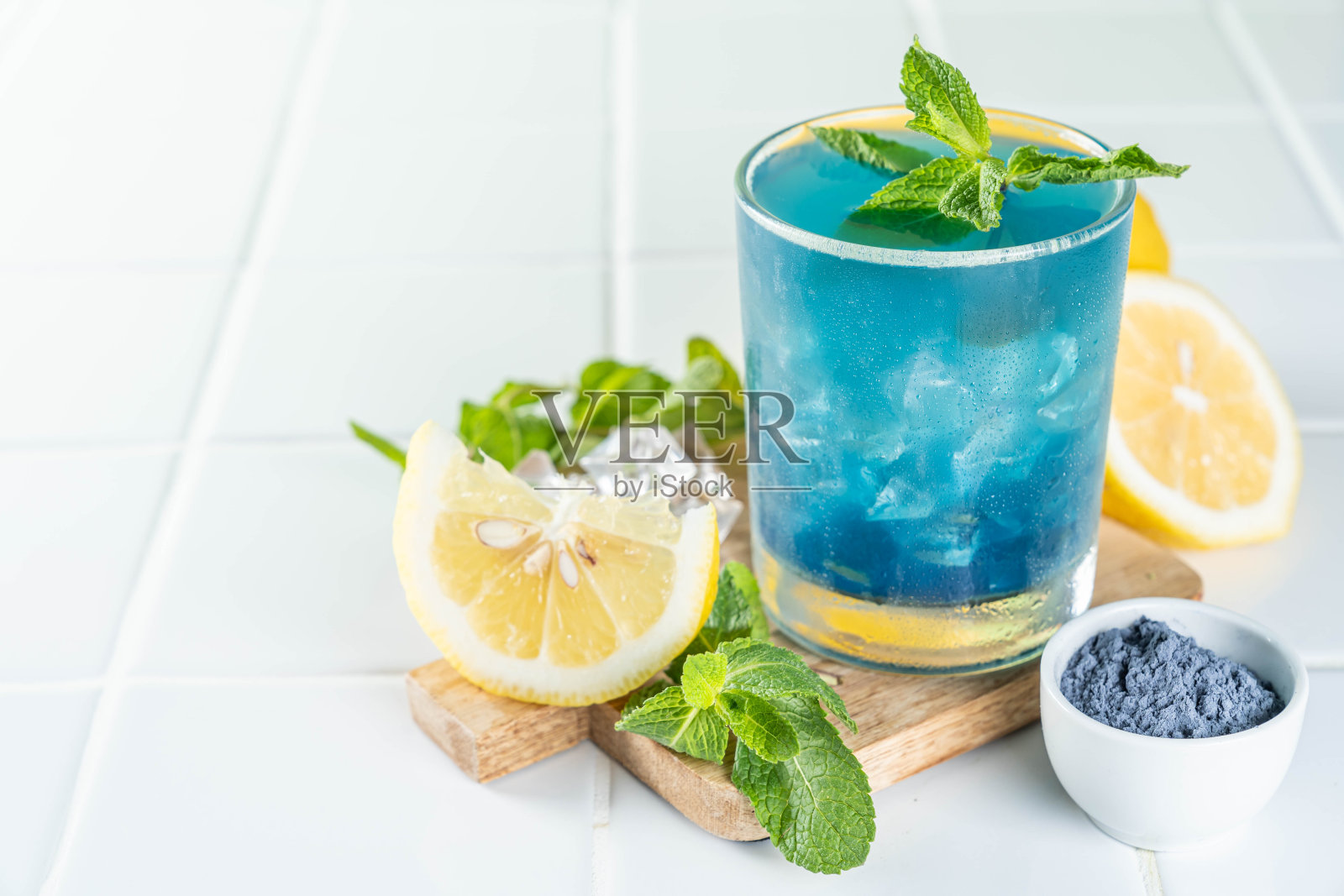 蓝色抹茶柠檬水，白色背景照片摄影图片