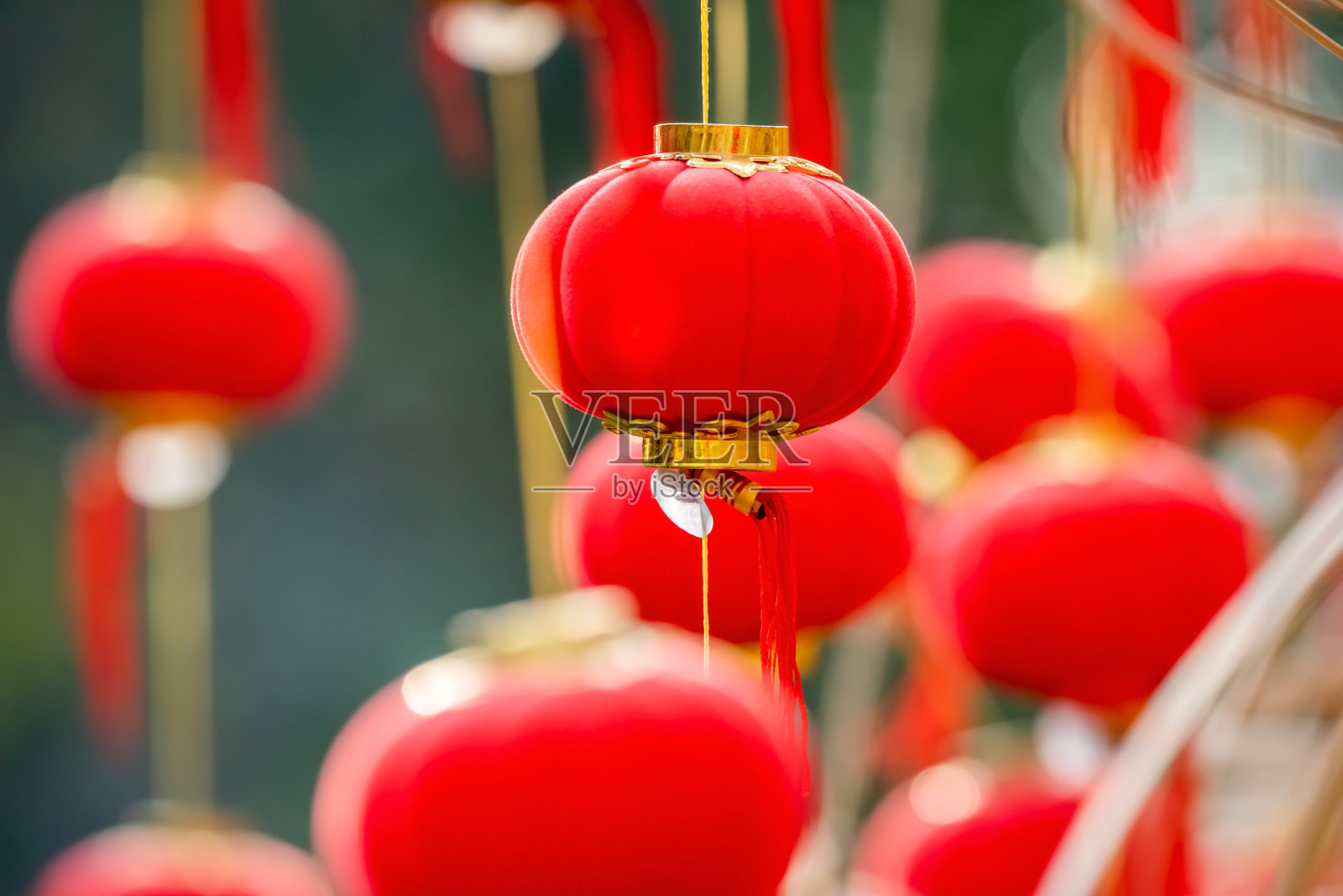 红色的中国灯笼挂在中国新年照片摄影图片