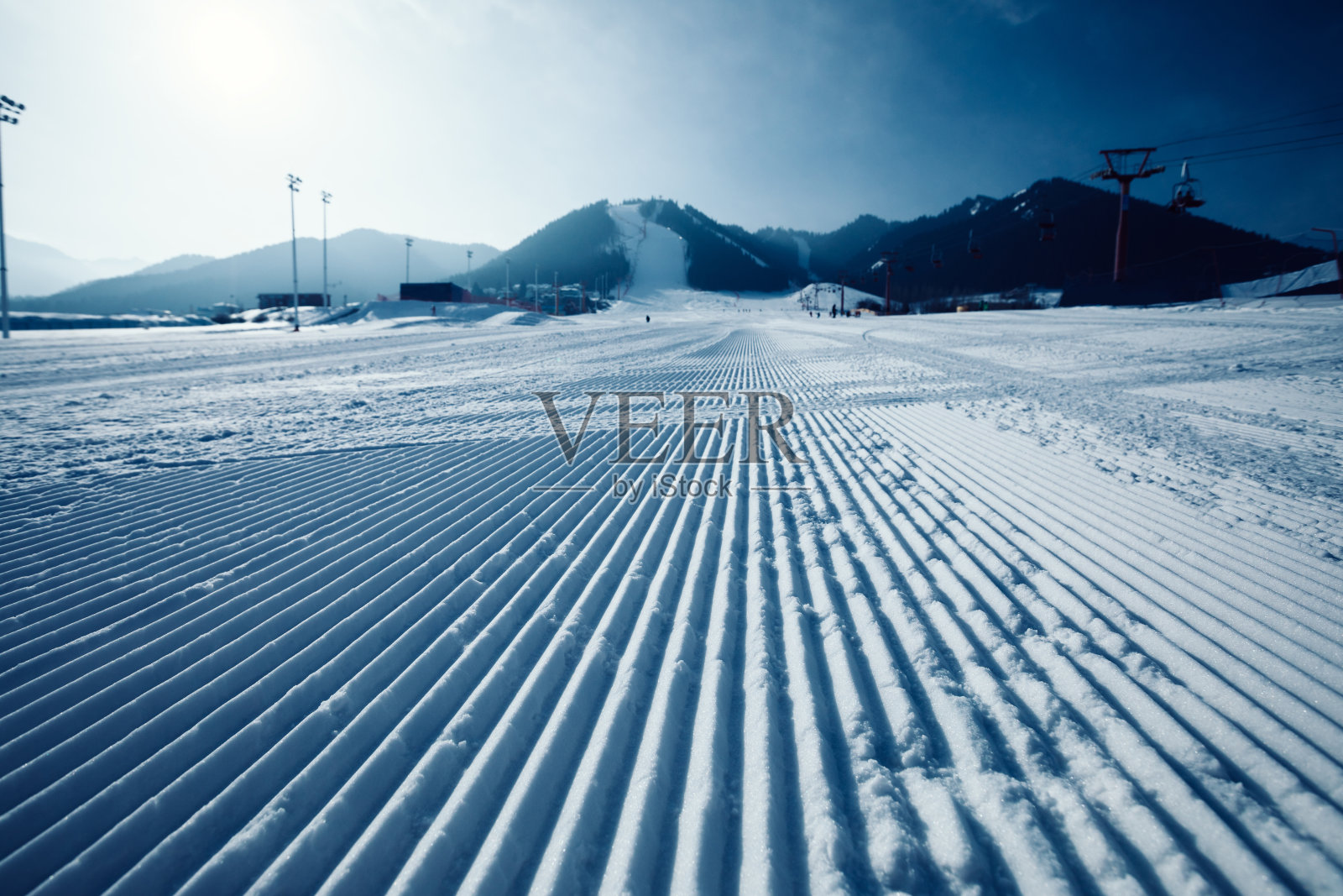冬天在山上滑雪胜地的滑雪场滑雪照片摄影图片