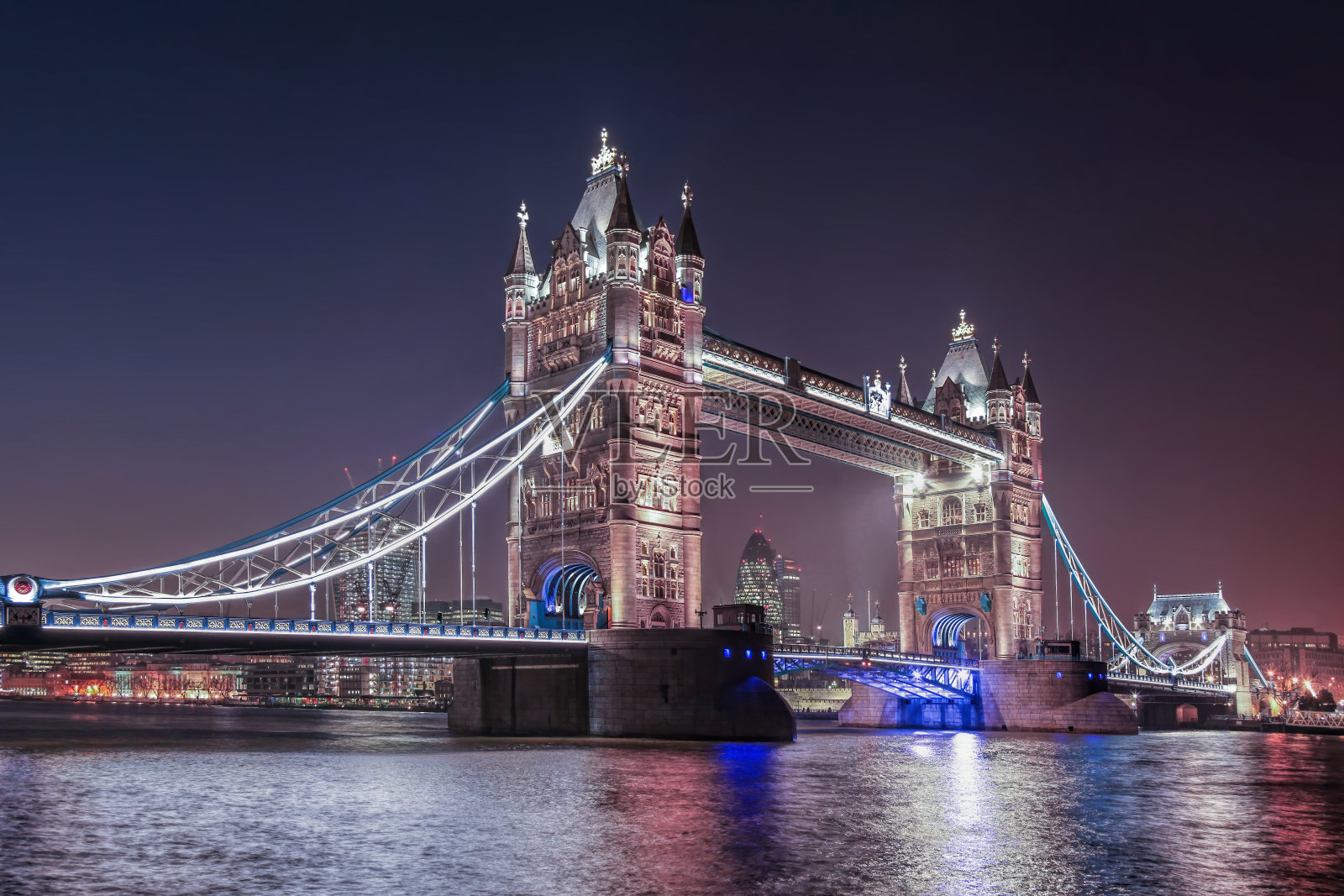 英国伦敦塔桥上的夜空引人注目照片摄影图片