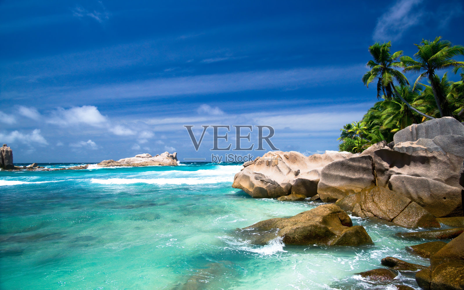 碧绿的印度洋，椰子树，塞舌尔群岛的岩石照片摄影图片