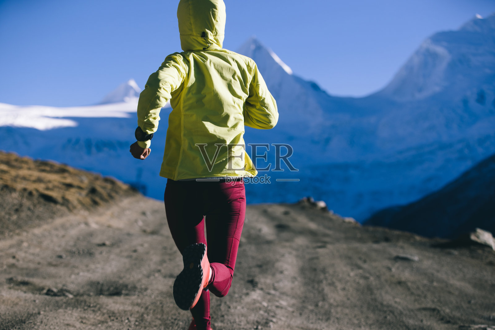 女子越野跑越野跑在冬季的山脉照片摄影图片