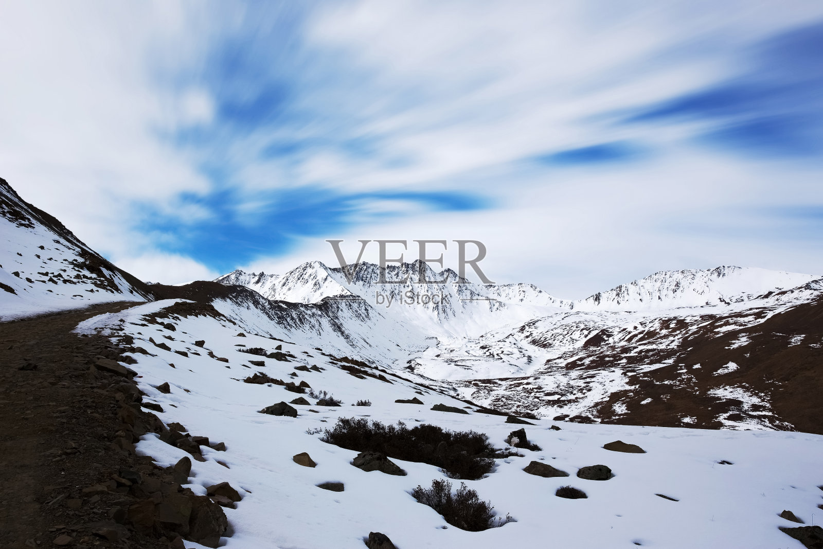 中国四川省西部的雪山和高原是美丽的风景照片摄影图片