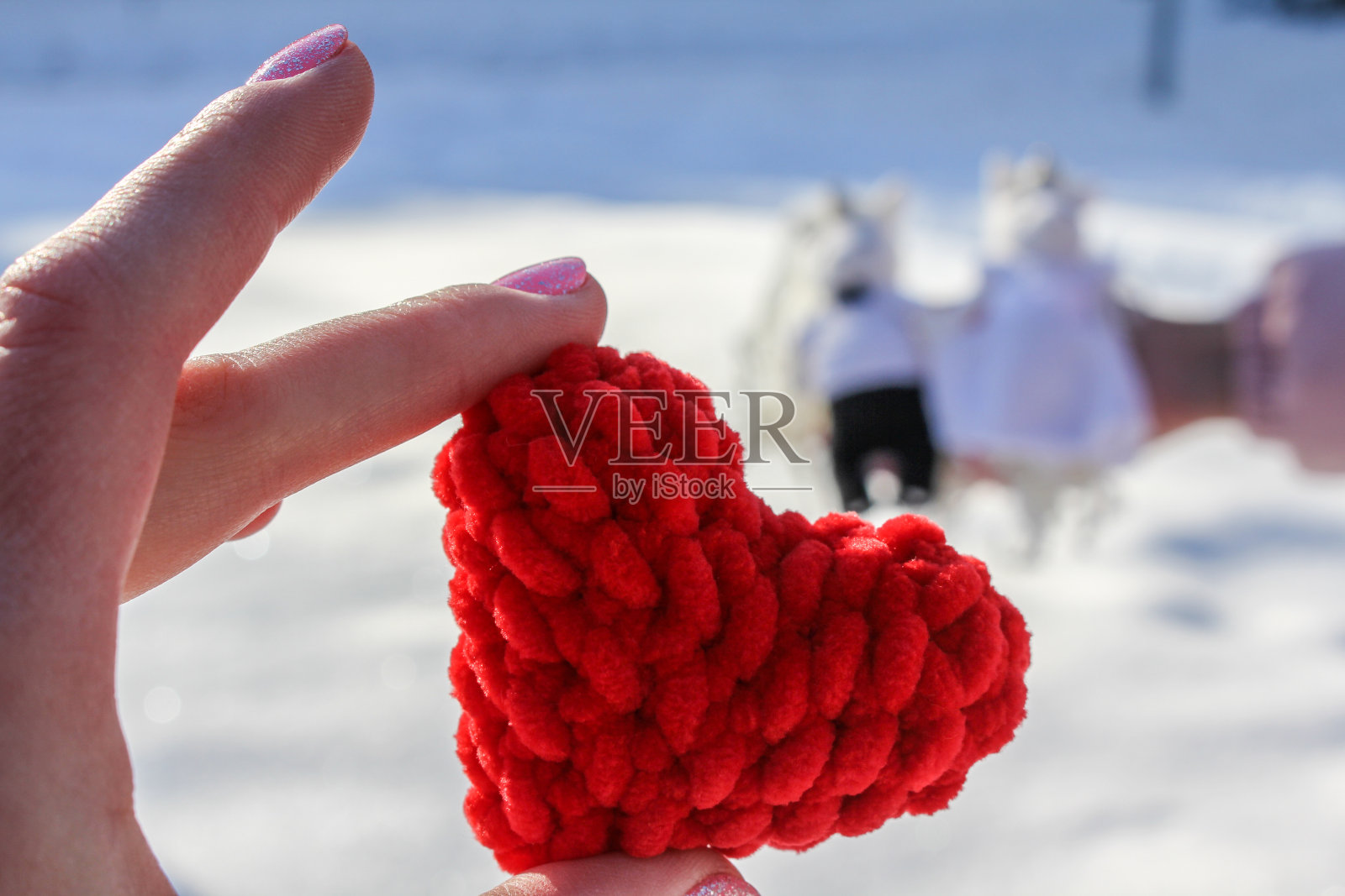 编织符号为情人节，红心在手中象征着爱情照片摄影图片