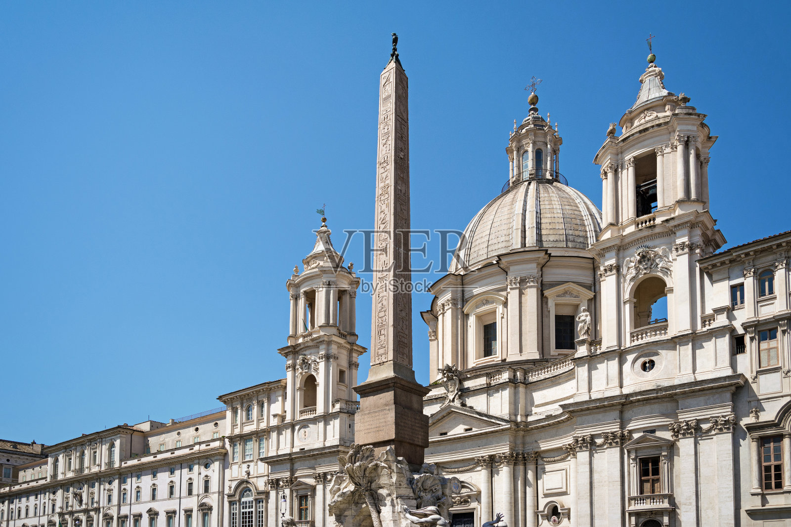欧洲，意大利，罗马，纳沃纳广场的四河喷泉方尖碑和圣阿格内斯教堂。照片摄影图片
