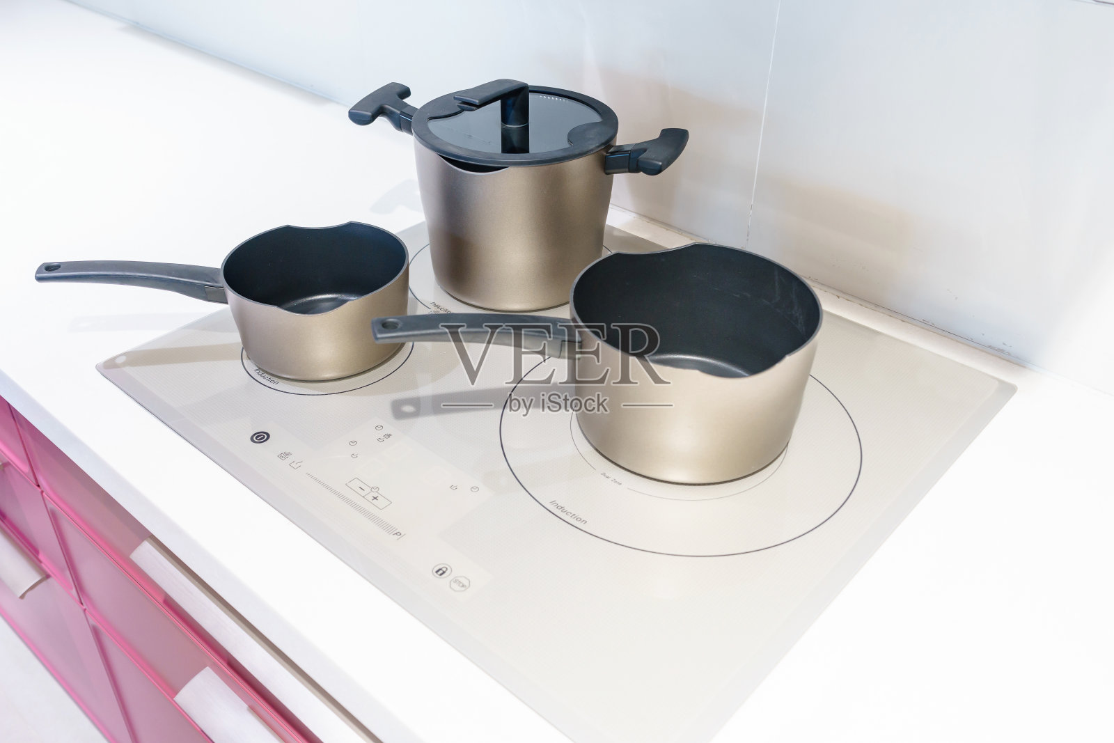 现代厨房电磁炉上的金属锅。现代厨房锅式电磁炉炊具概念照片摄影图片