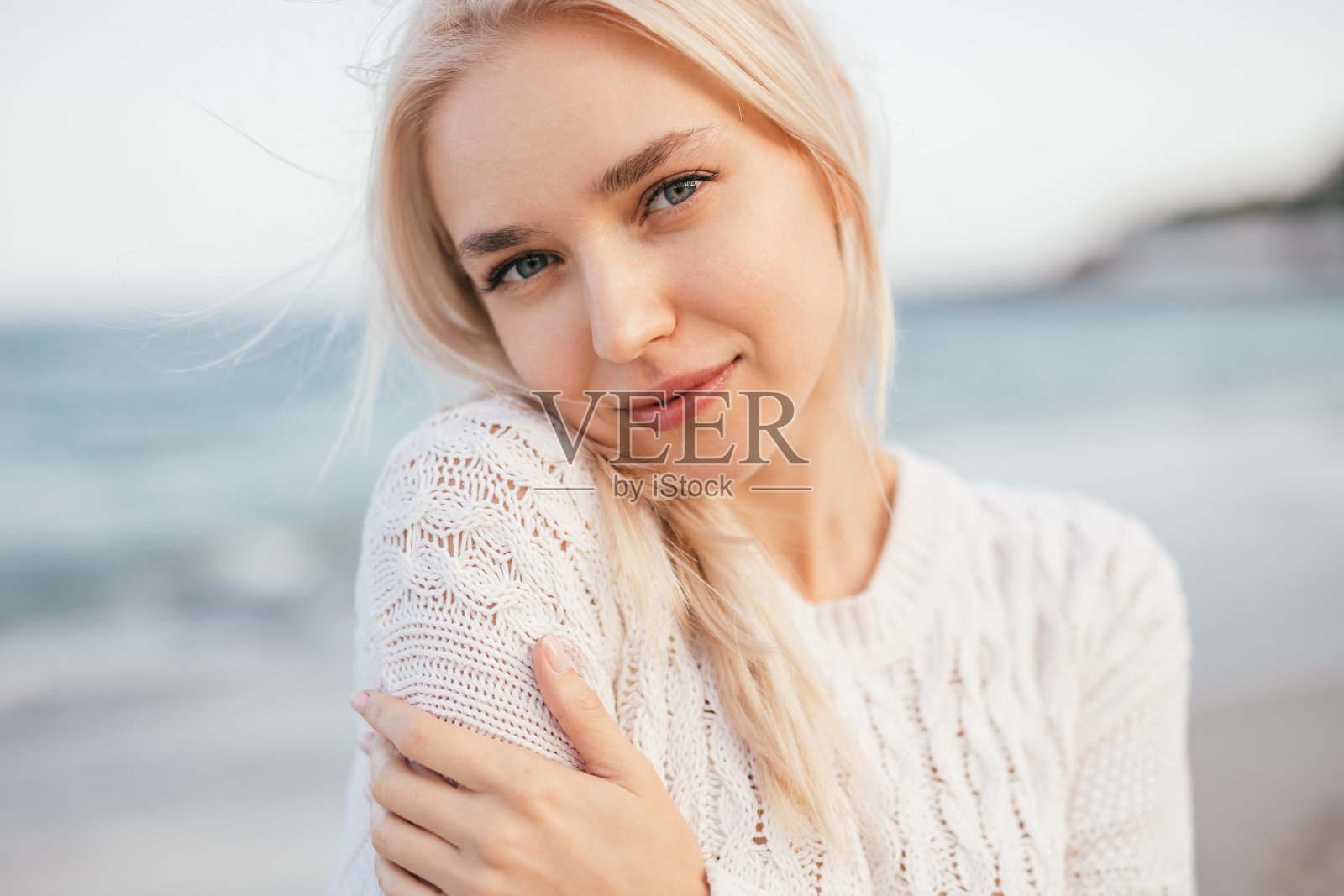 温柔的年轻女子在沙滩上休息照片摄影图片