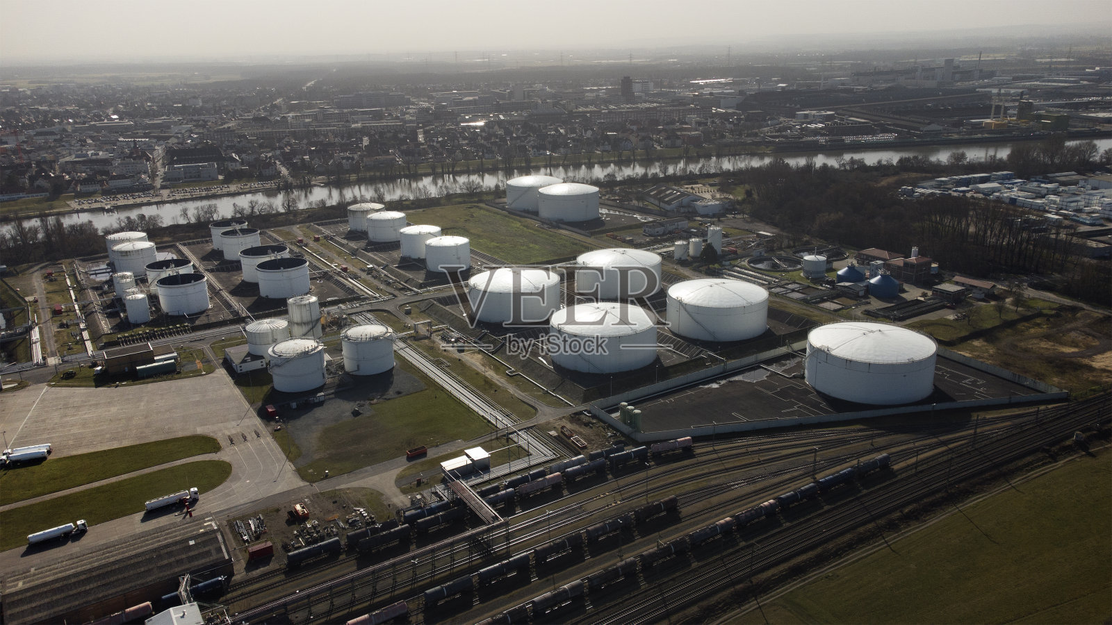 港口炼油厂和油罐鸟瞰图照片摄影图片