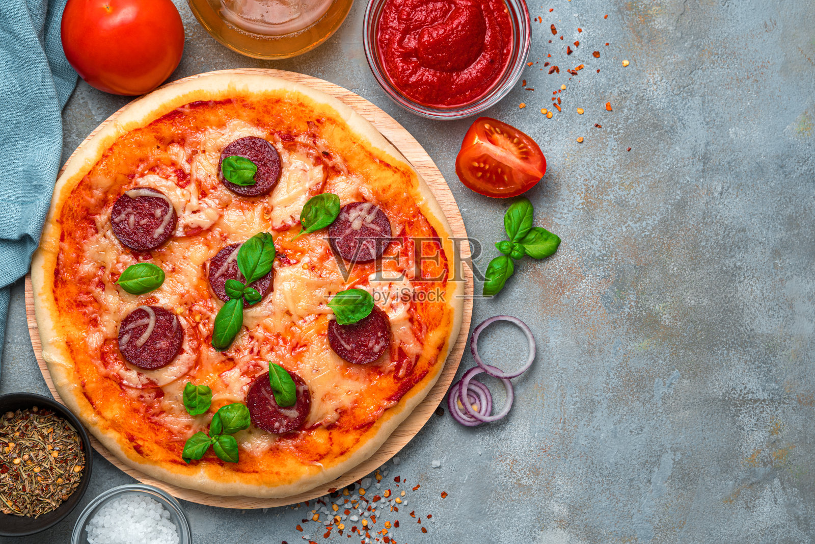 新鲜，美味的披萨和配料在棕色的背景。顶部视图与复制空间照片摄影图片