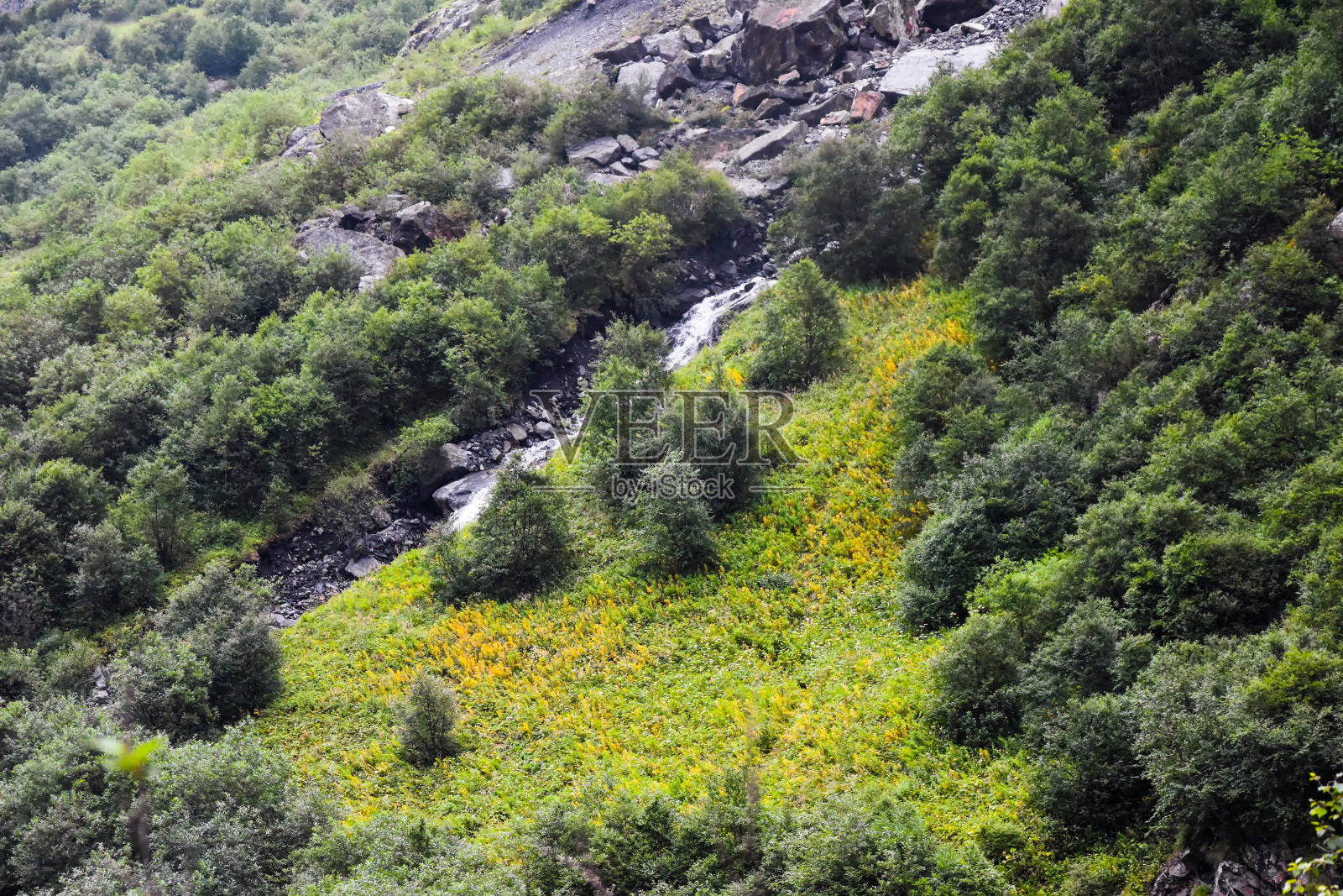 北奥塞梯的大、小河流和瀑布映衬着雄伟的山脉。北奥塞梯-阿拉尼亚共和国照片摄影图片