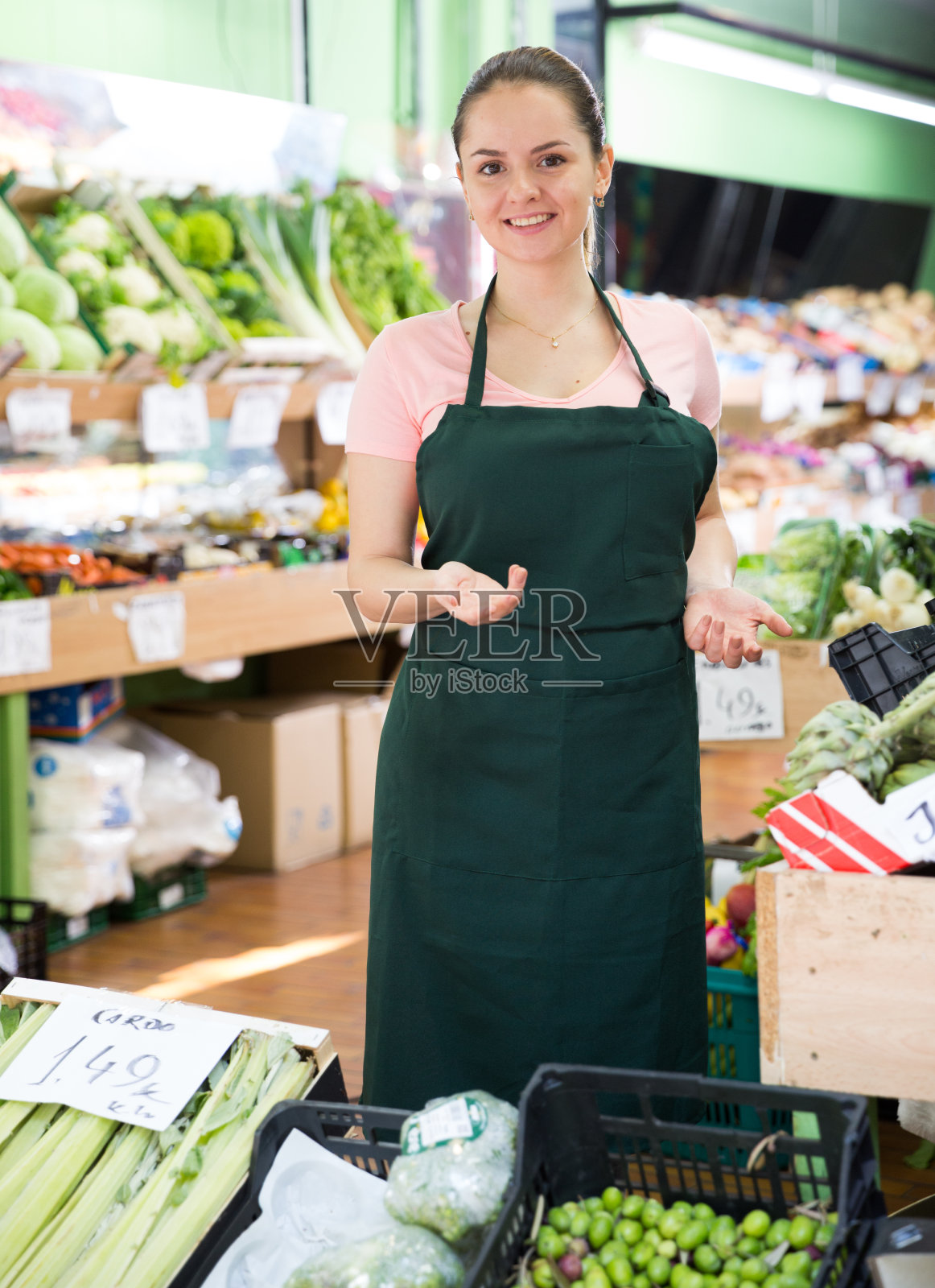 售货员欢迎来到蔬菜店照片摄影图片