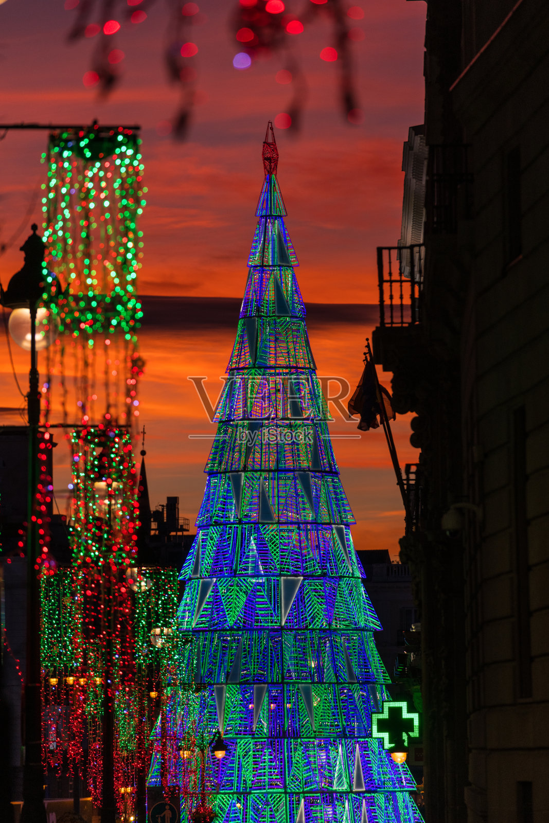 太阳门和装饰圣诞树在马德里照片摄影图片