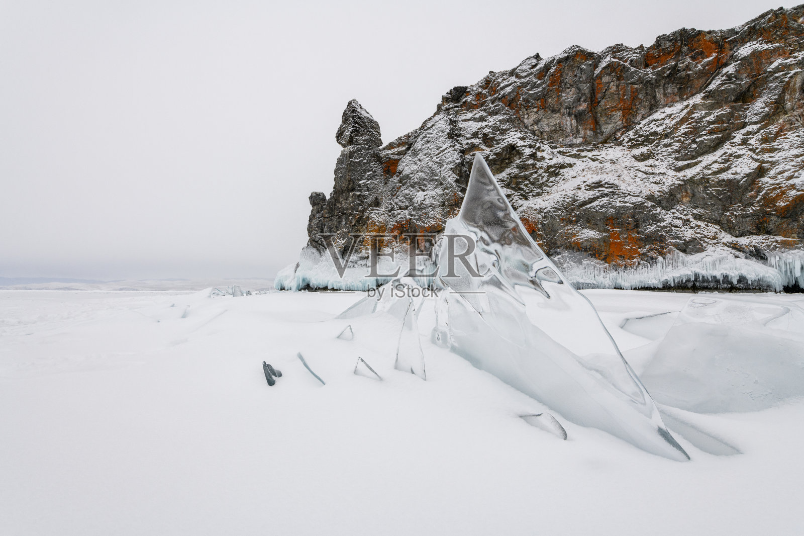 下雪的一天，在西伯利亚的湖上，俄罗斯。冻结的贝加尔湖上的冰原。照片摄影图片