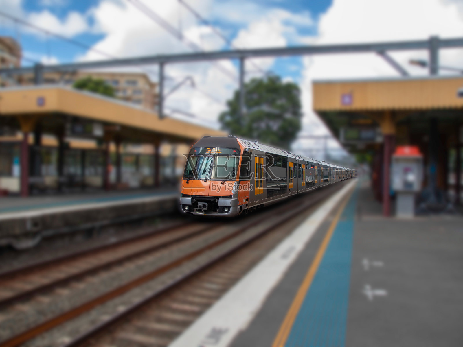 通勤列车接近澳大利亚新南威尔士州悉尼火车站照片摄影图片