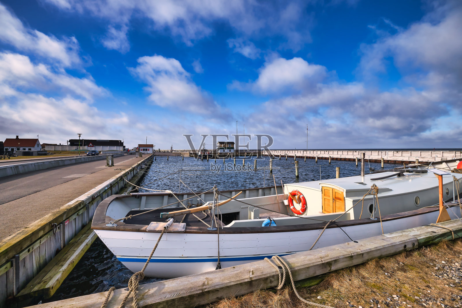 位于丹麦乡村林姆峡湾旁的Loegstoer港照片摄影图片