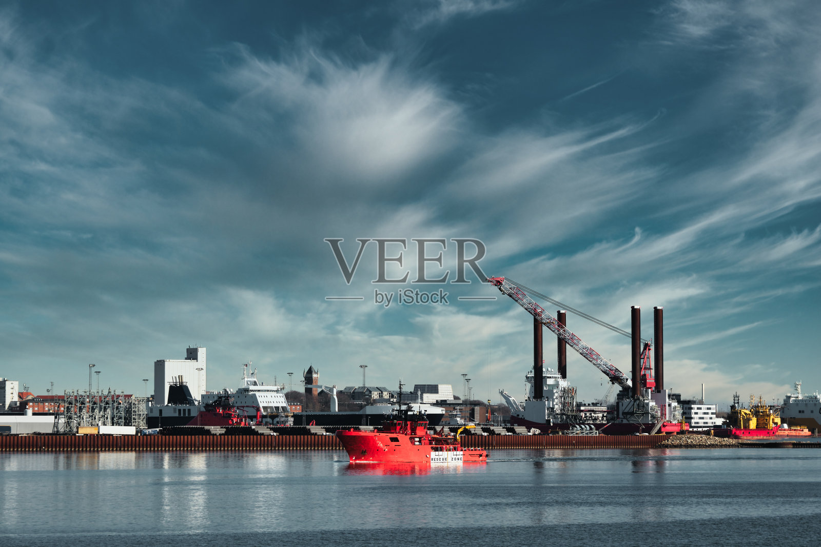埃斯布约格港的石油和风力钻机。丹麦照片摄影图片