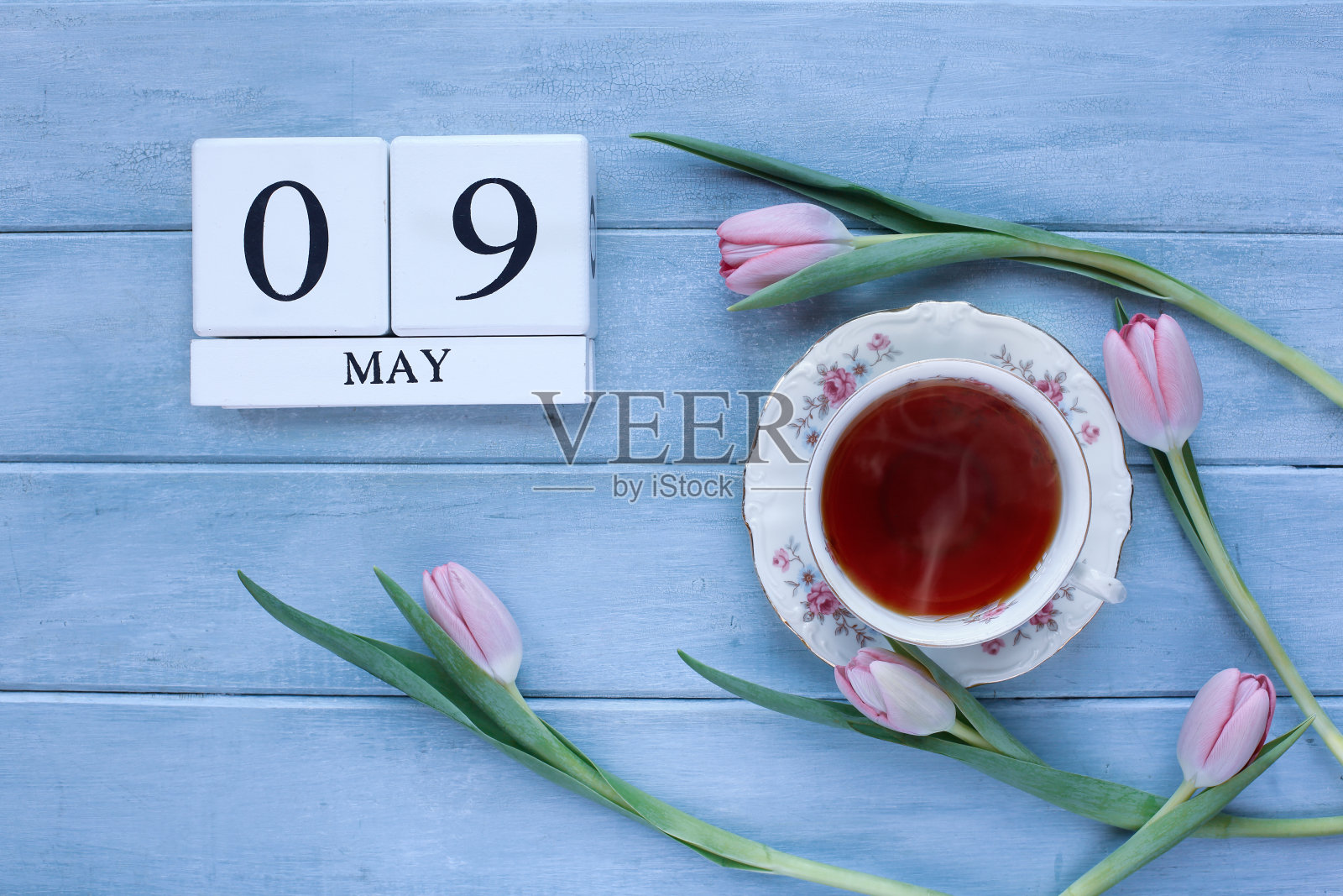 带有粉红色郁金香和茶的母亲节日历照片摄影图片