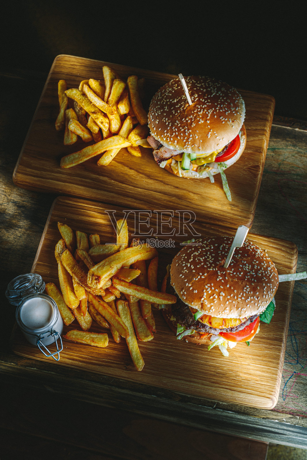 美味的汉堡和薯条放在木板上照片摄影图片
