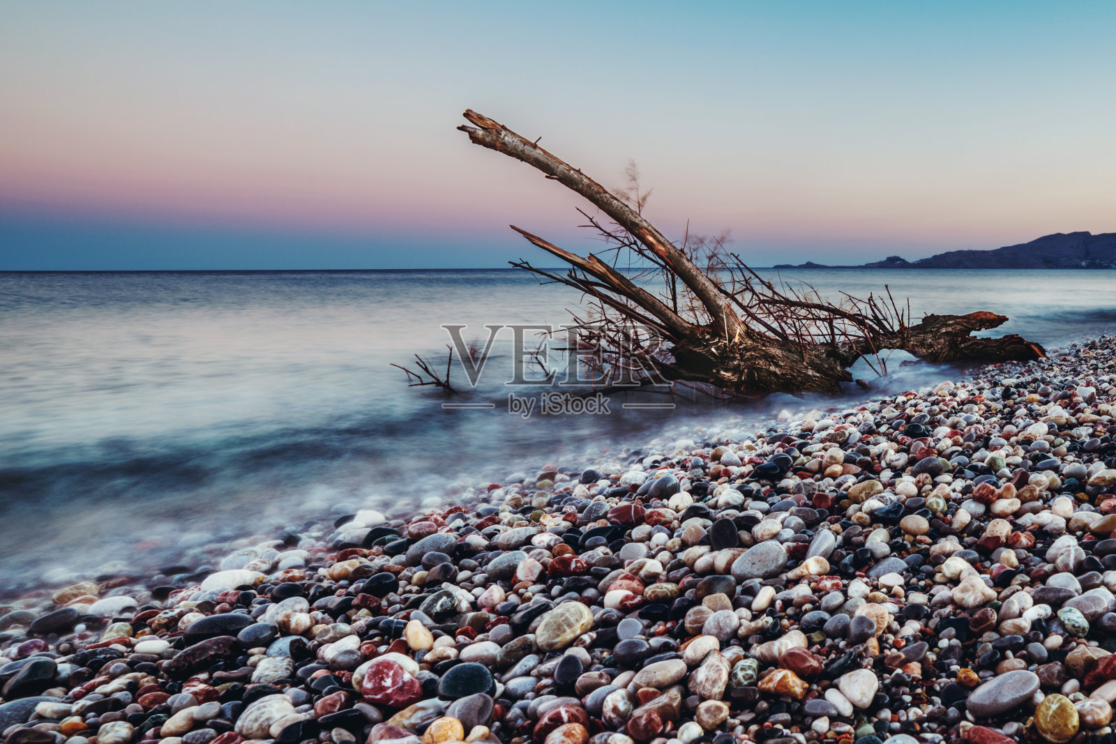 美丽的日落在卵石滩，长时间暴露-查拉基，希腊照片摄影图片