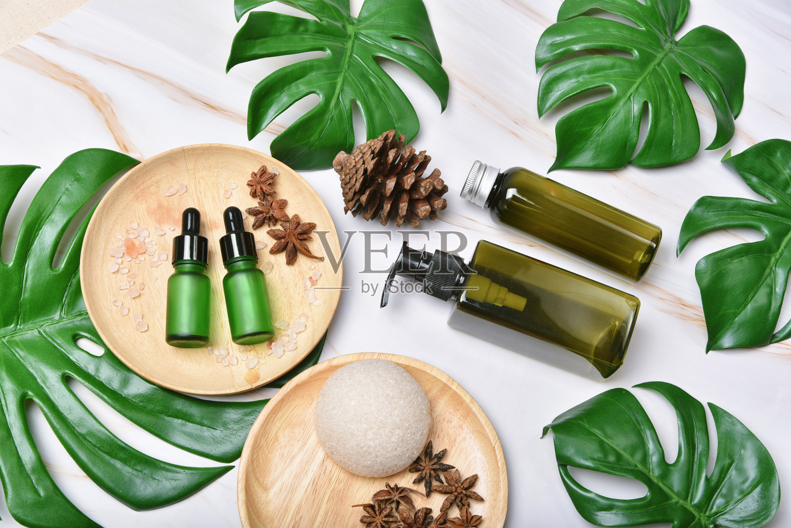 天然护肤美容产品，化妆品瓶容器包装与绿色自然的叶子，空白标签有机温泉品牌模型，草药健康皮肤护理。照片摄影图片
